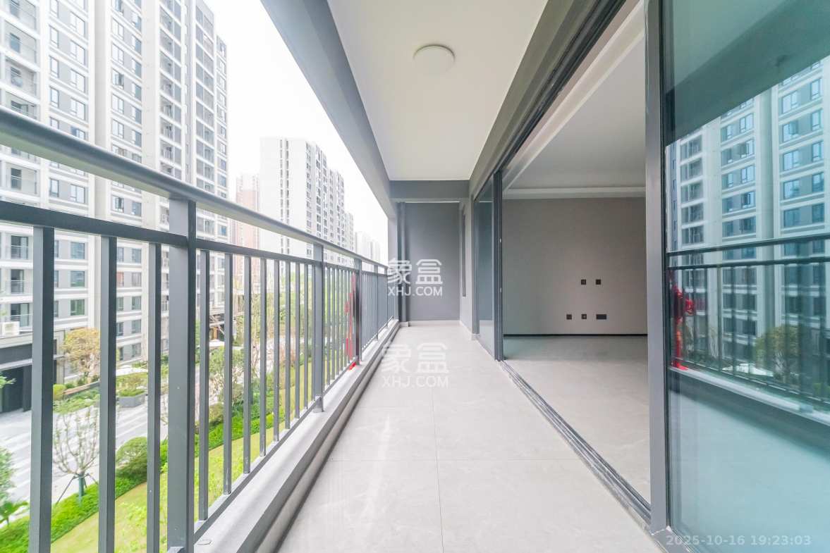 万科松湖天地 4室2厅3卫 235.0万 万科松湖天地 4室2厅3卫 235.0万阳台