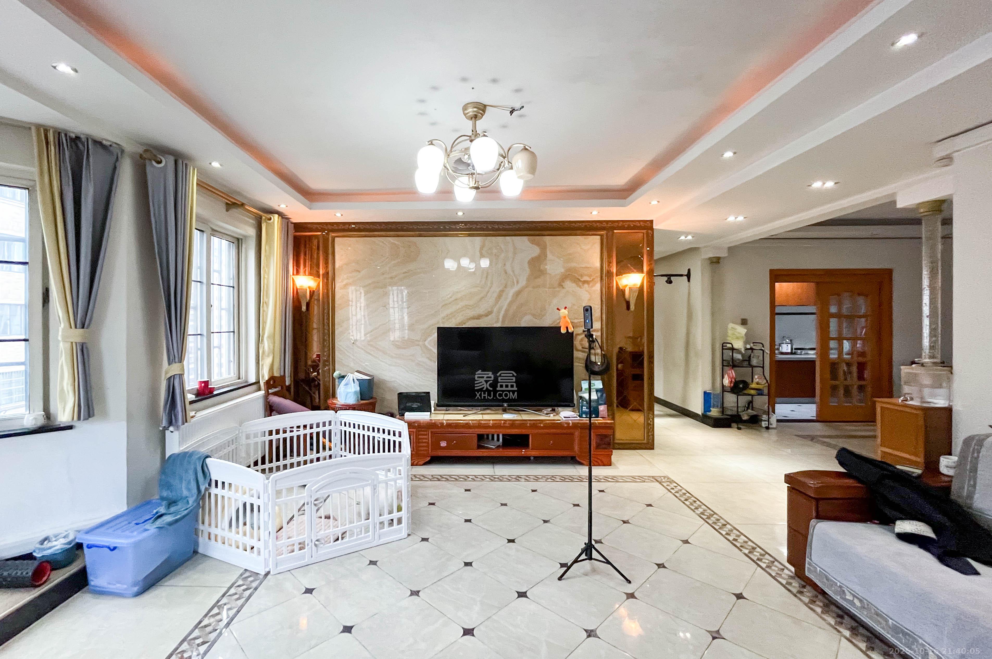 沁园春御院 4室2厅2卫 208.0万 沁园春御院 4室2厅2卫 208.0万客厅