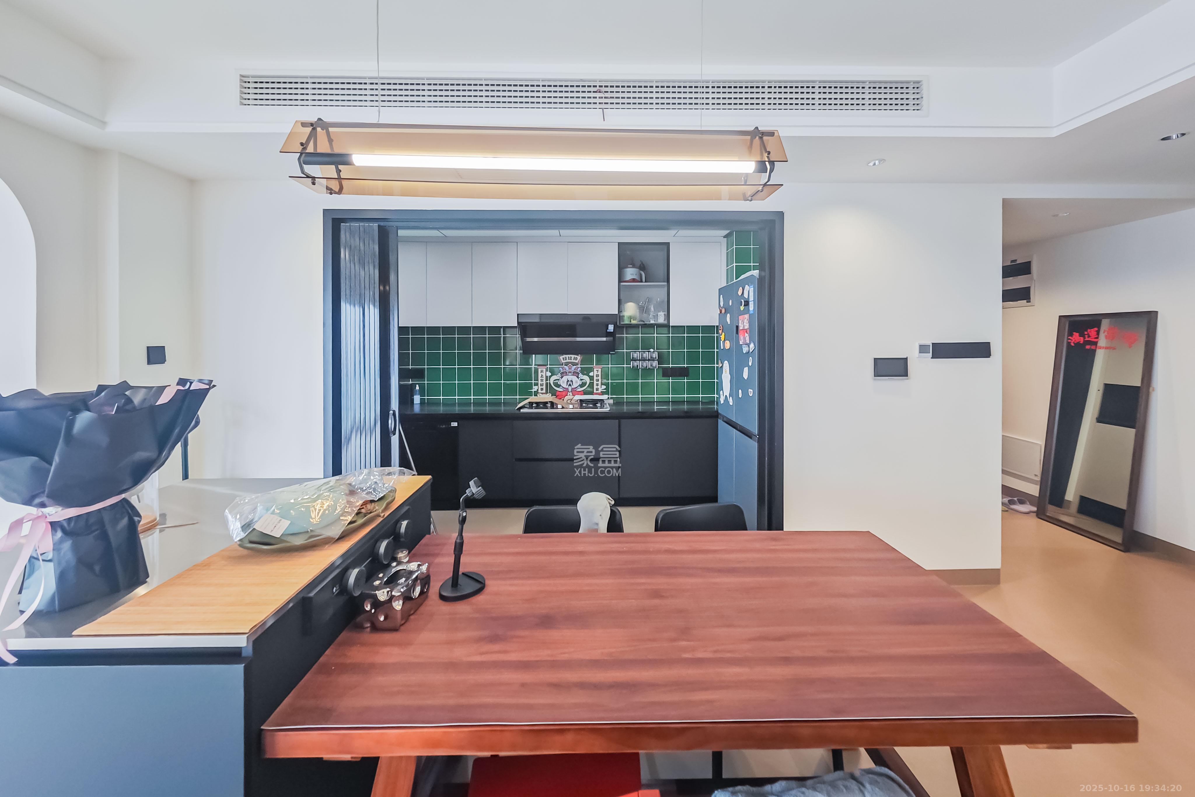 阳光城尚东湾愉景苑  4室2厅2卫    220.0万客厅