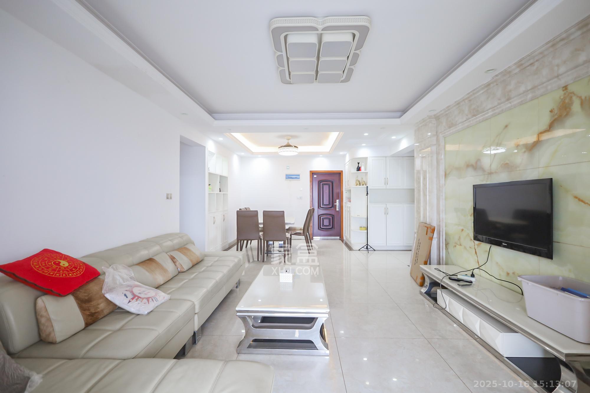 美林银谷  3室2厅2卫    88.0万客厅