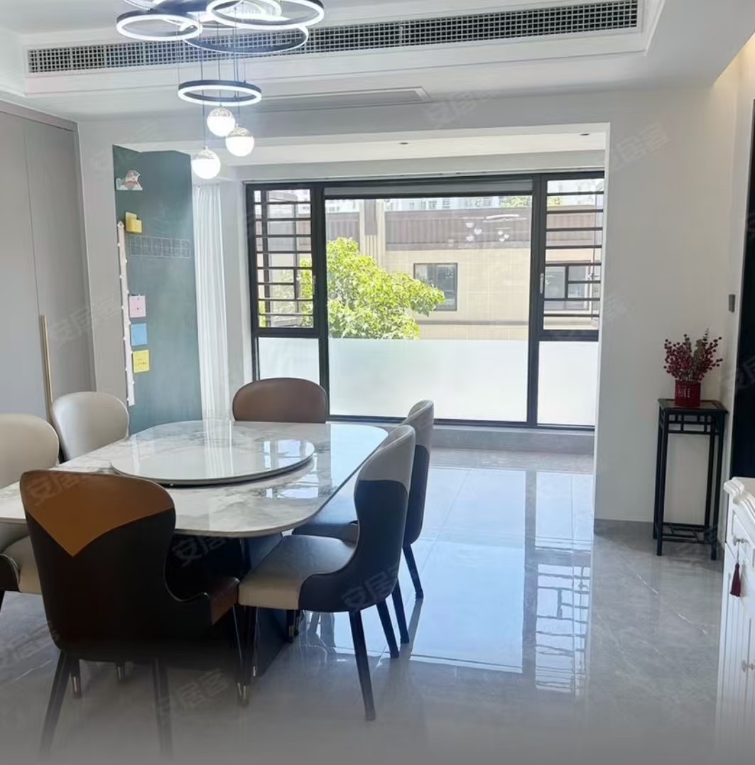 长弘御府  4室2厅2卫    390.0万 长弘御府  4室2厅2卫    390.0万客厅