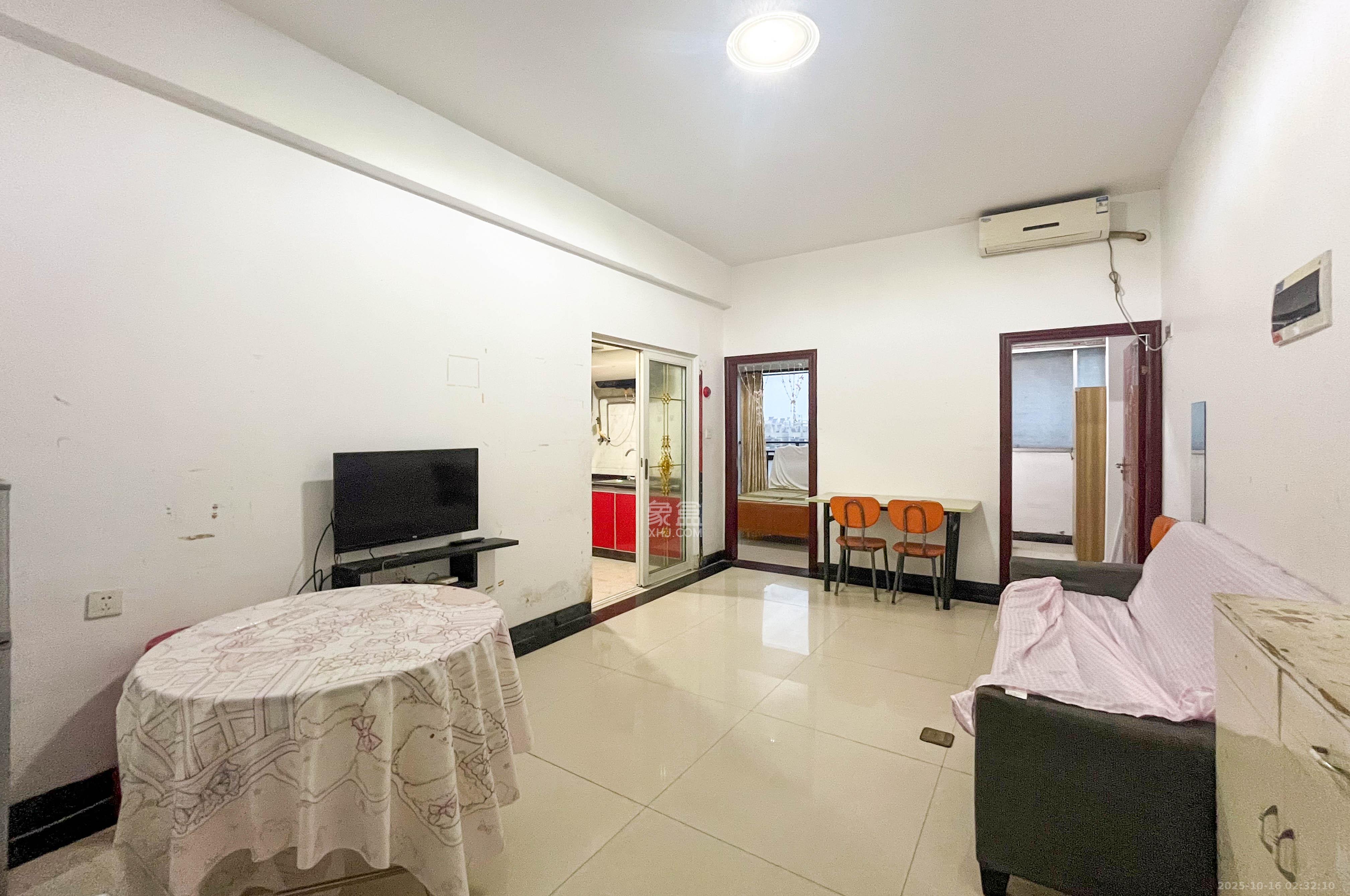 地华梅溪湖畔  2室1厅1卫    37.8万客厅