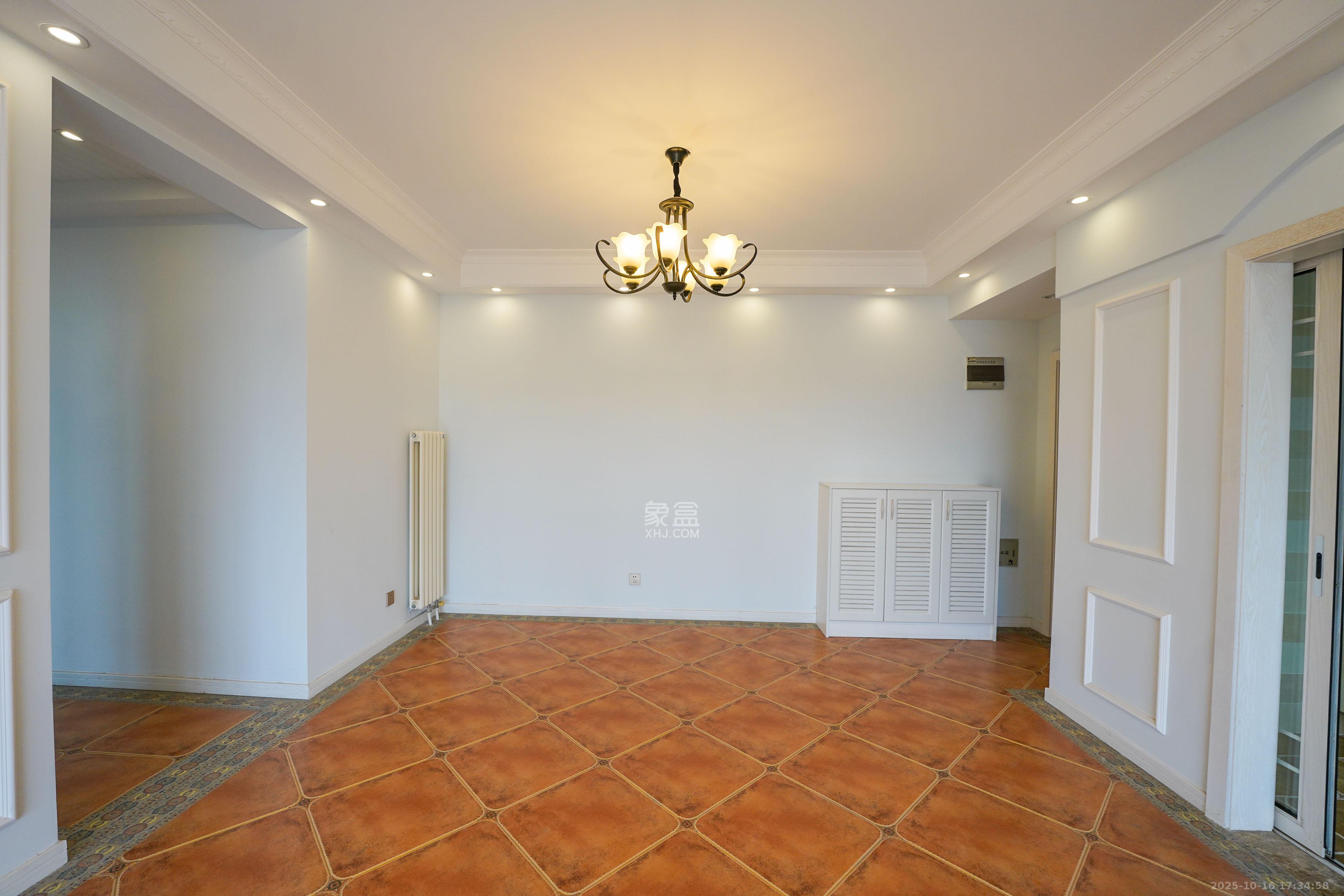 怡海星城  3室2厅2卫    72.0万客厅