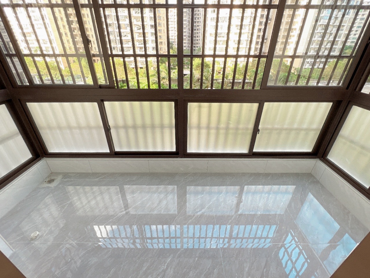 坡博家园一区  4室2厅2卫    163.0万客厅