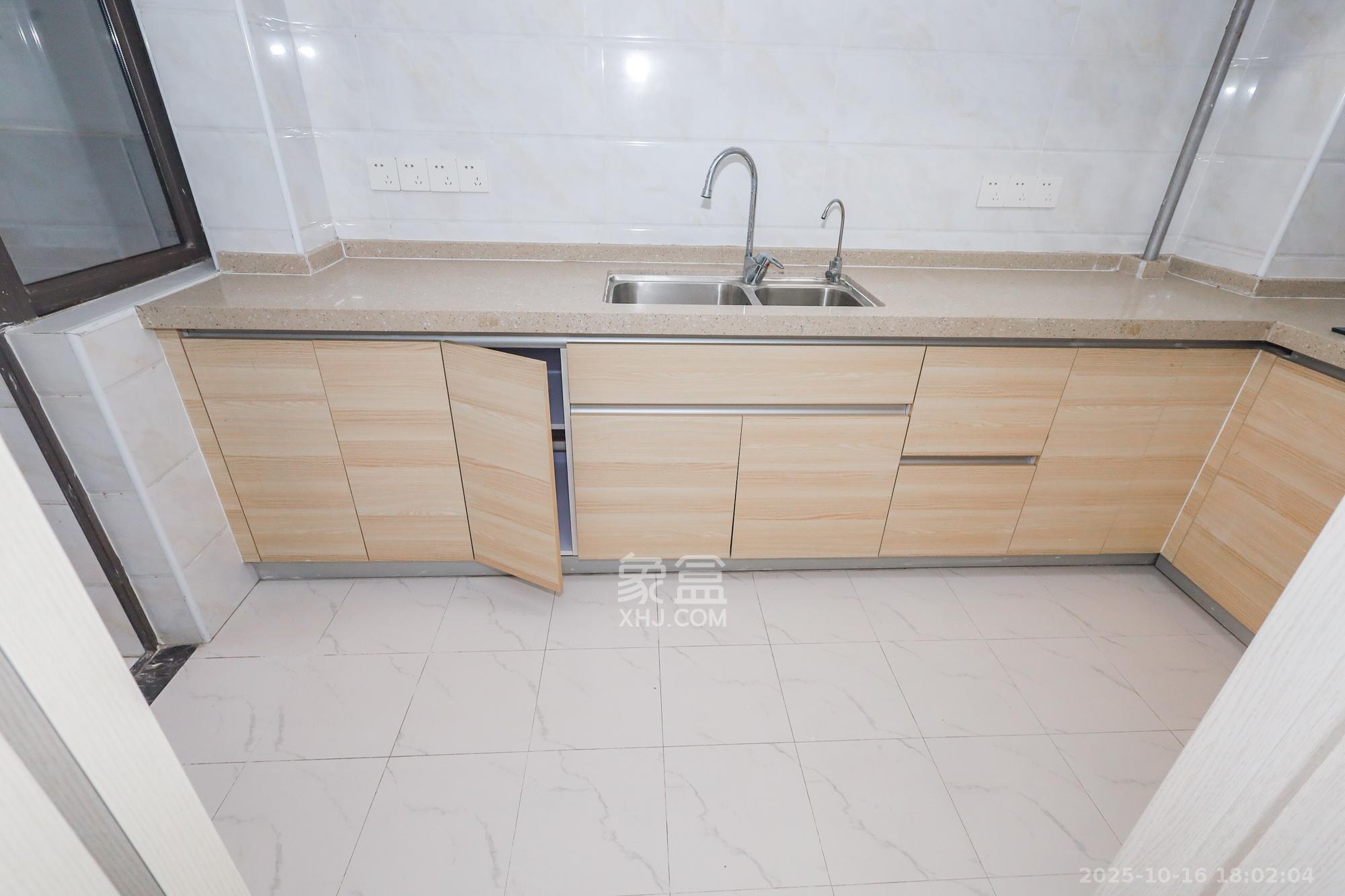 南山雍江汇(滨江国际新城)  3室2厅2卫    215.0万 南山雍江汇(滨江国际新城)  3室2厅2卫    215.0万厨房