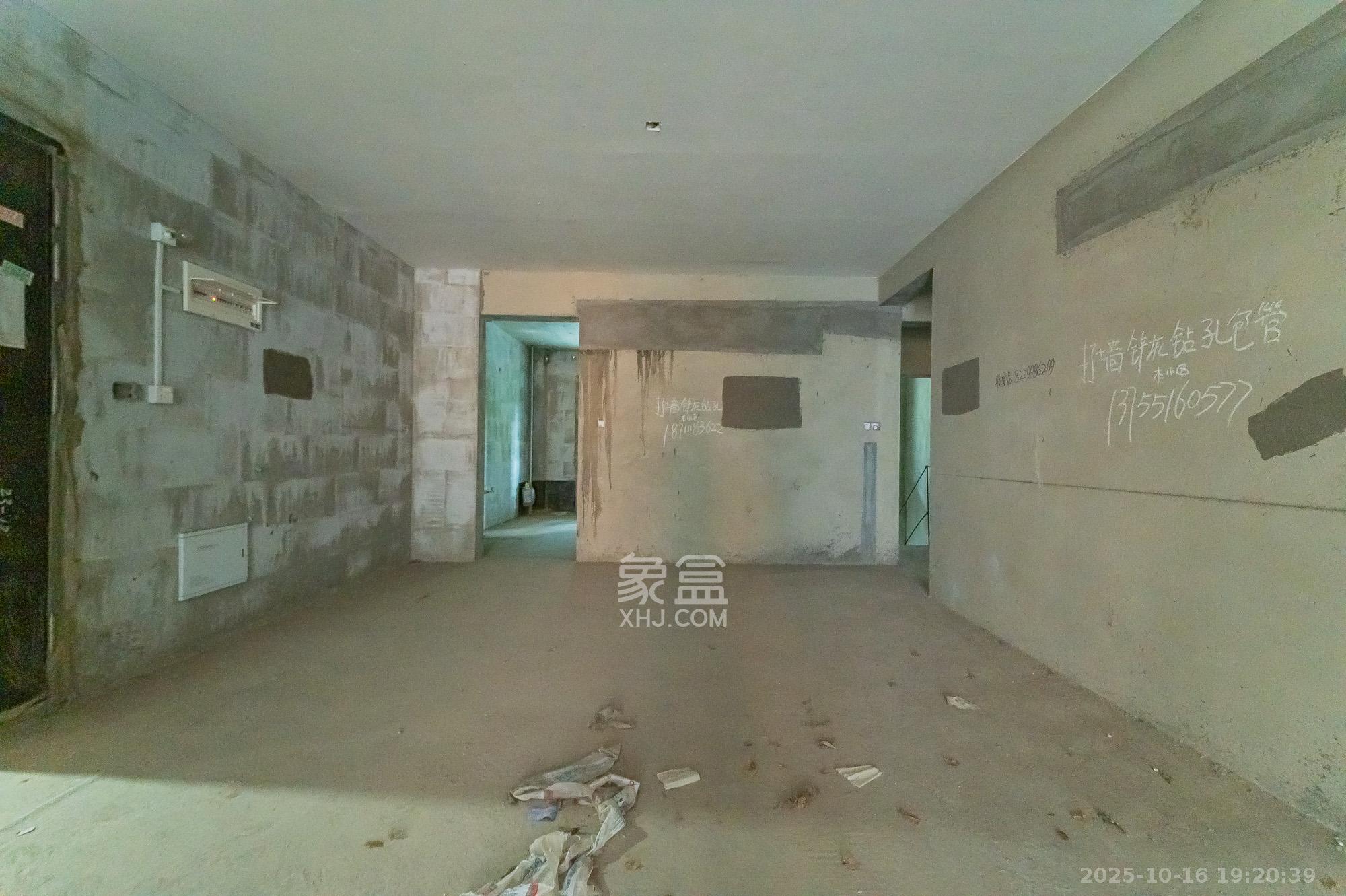 海伦春天  5室2厅3卫    215.0万客厅