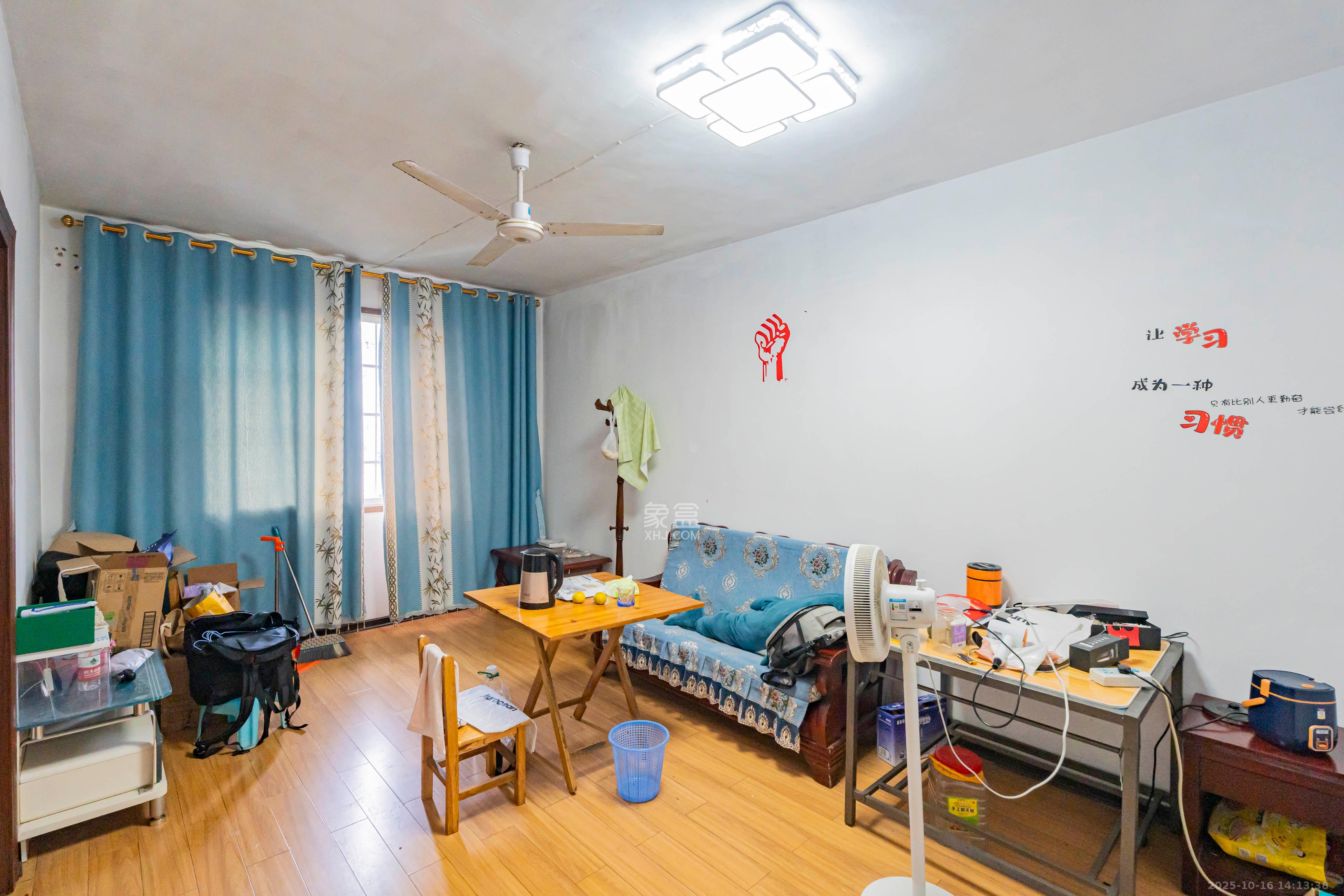 德雅路中国银行宿舍  2室2厅1卫    38.0万 德雅路中国银行宿舍  2室2厅1卫    38.0万客厅