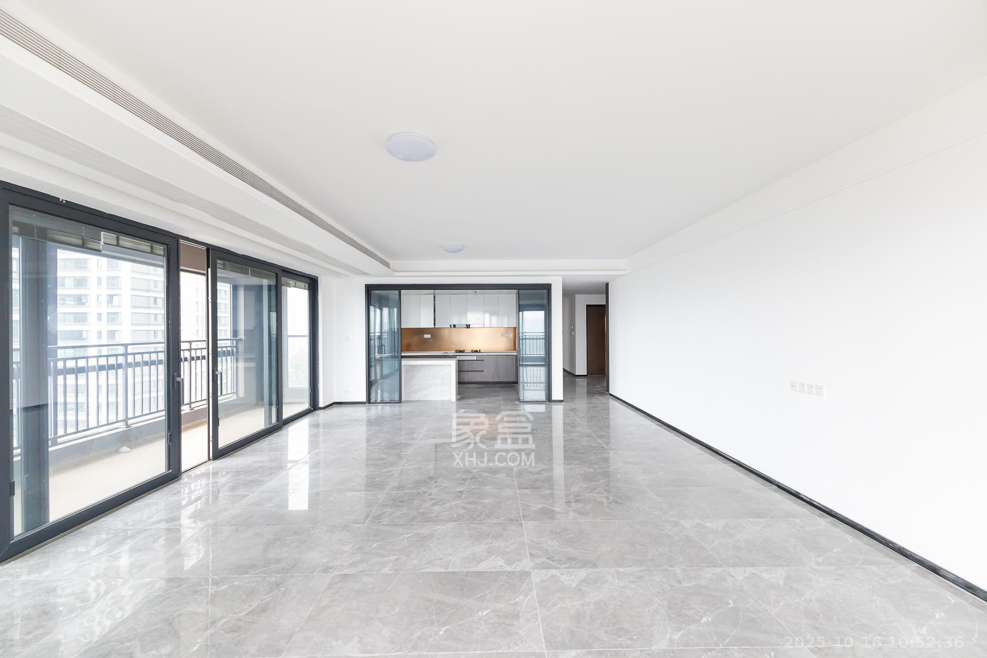 越秀湘江星汇城三期 4室2厅2卫 320.0万 越秀湘江星汇城三期 4室2厅2卫 320.0万客厅