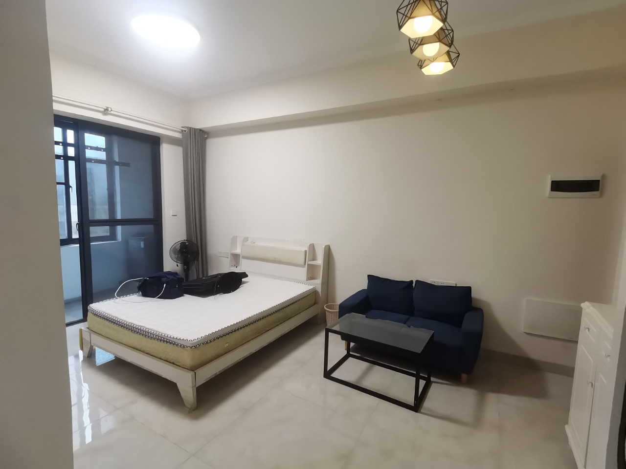 椰岛广场 1室3厅3卫 1800.0元/月 椰岛广场 1室3厅3卫 1800.0元/月室内图