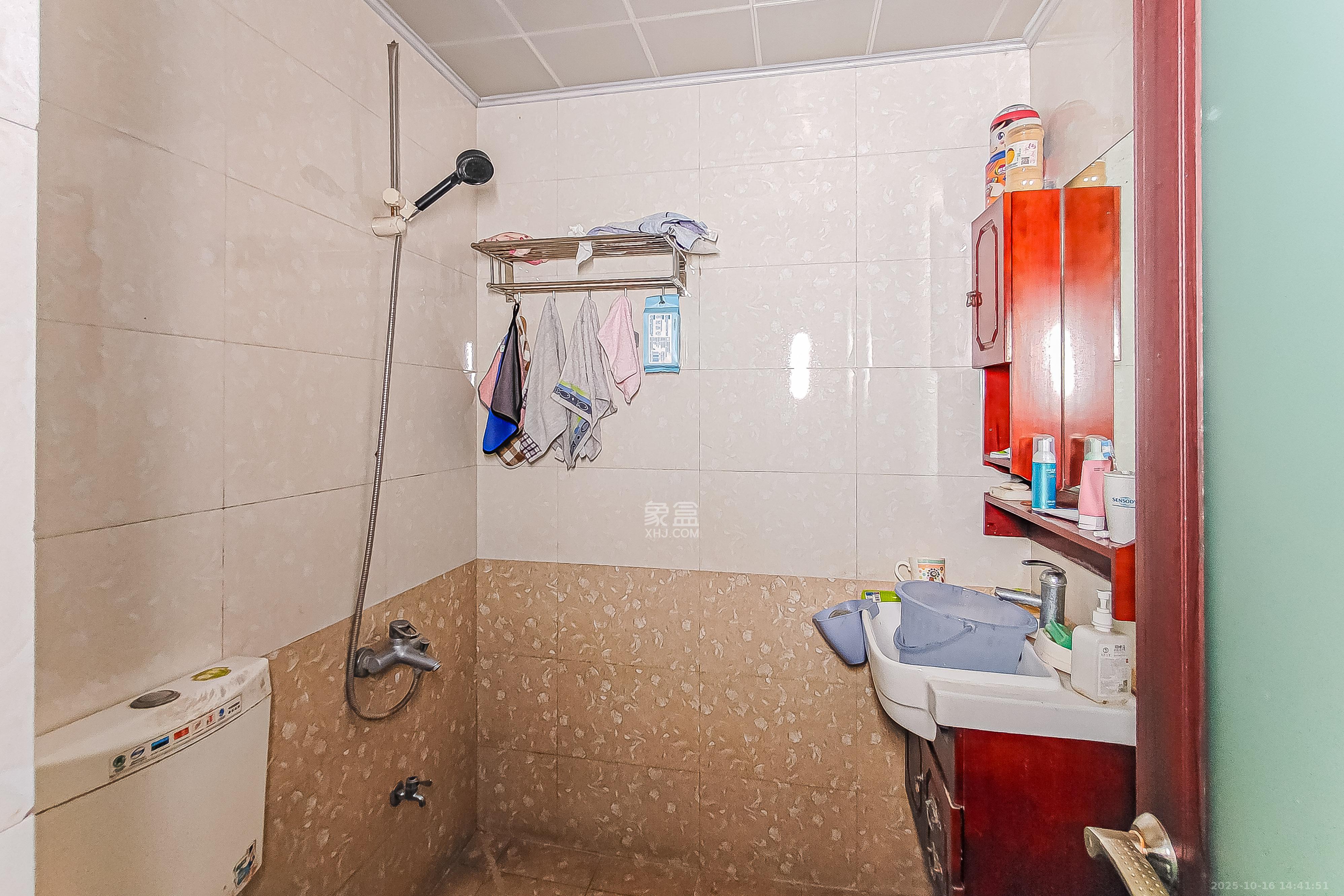 书院观邸 3室2厅2卫 180.0万 书院观邸 3室2厅2卫 180.0万卫生间