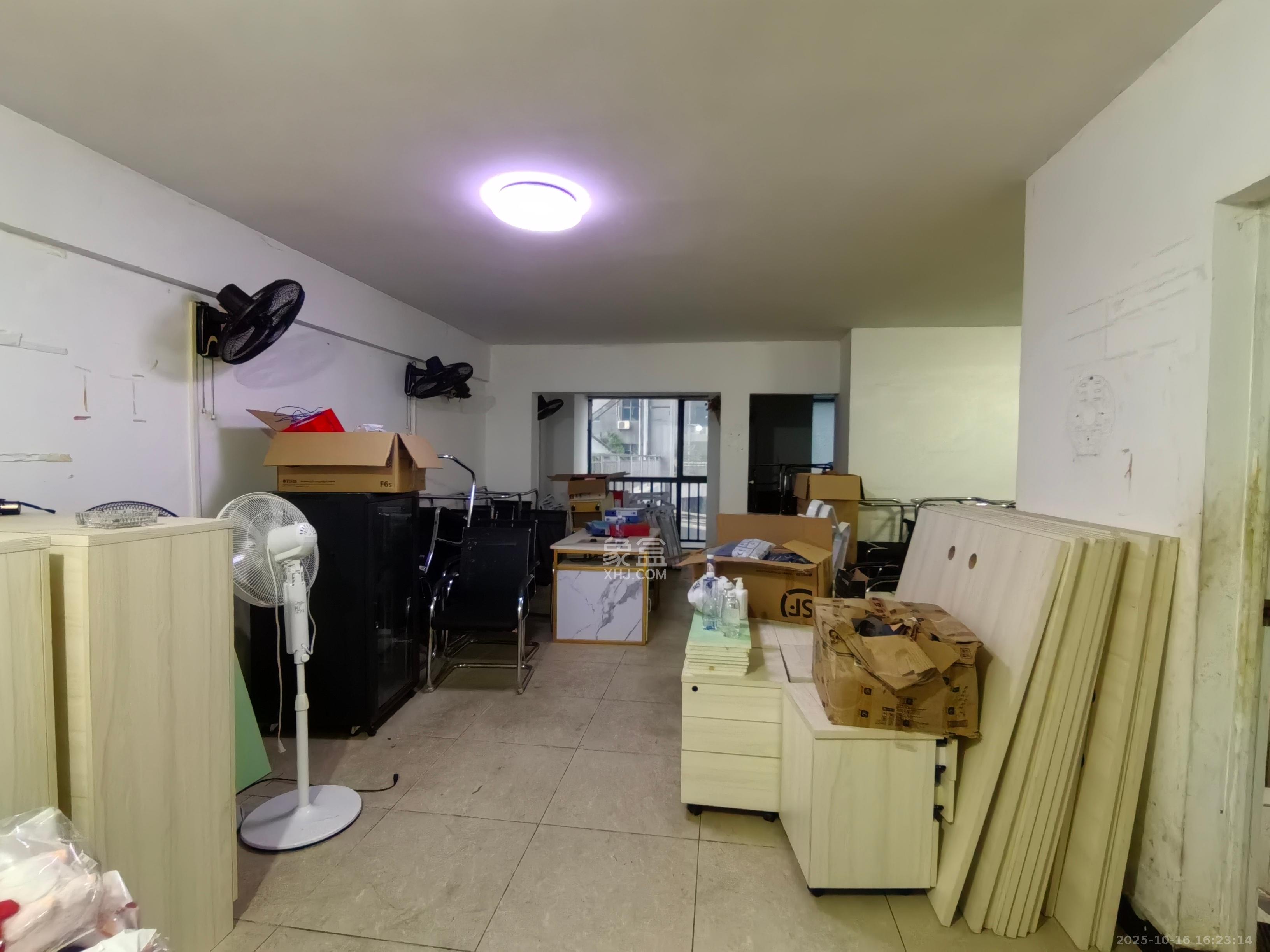 新时代广场  1室3厅1卫    2600.0元/月 新时代广场  1室3厅1卫    2600.0元/月室内图1