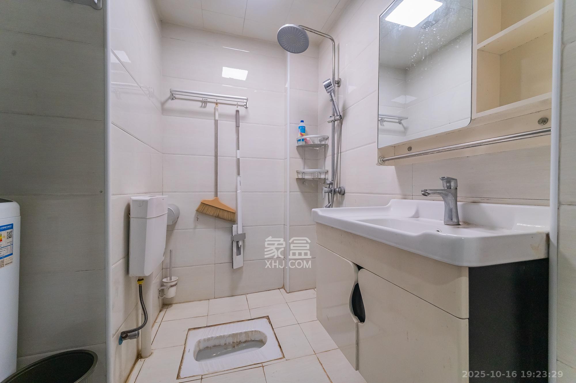 东方航标  1室1厅1卫    26.0万卫生间