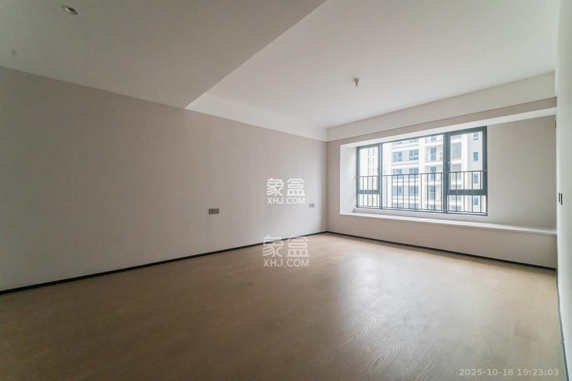 万科松湖天地 4室2厅3卫 235.0万 万科松湖天地 4室2厅3卫 235.0万卧室