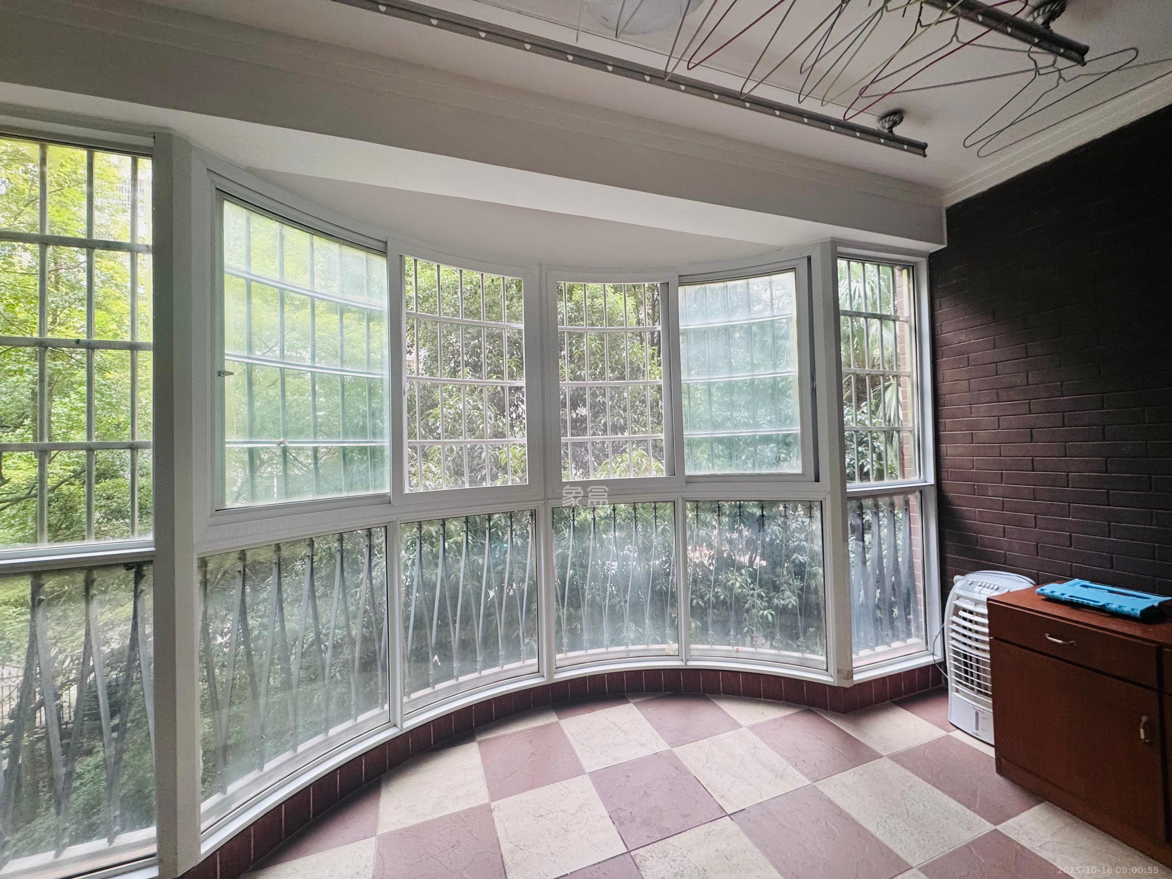 鸿铭中心  3室3厅2卫    3900.0元/月 鸿铭中心  3室3厅2卫    3900.0元/月室内图