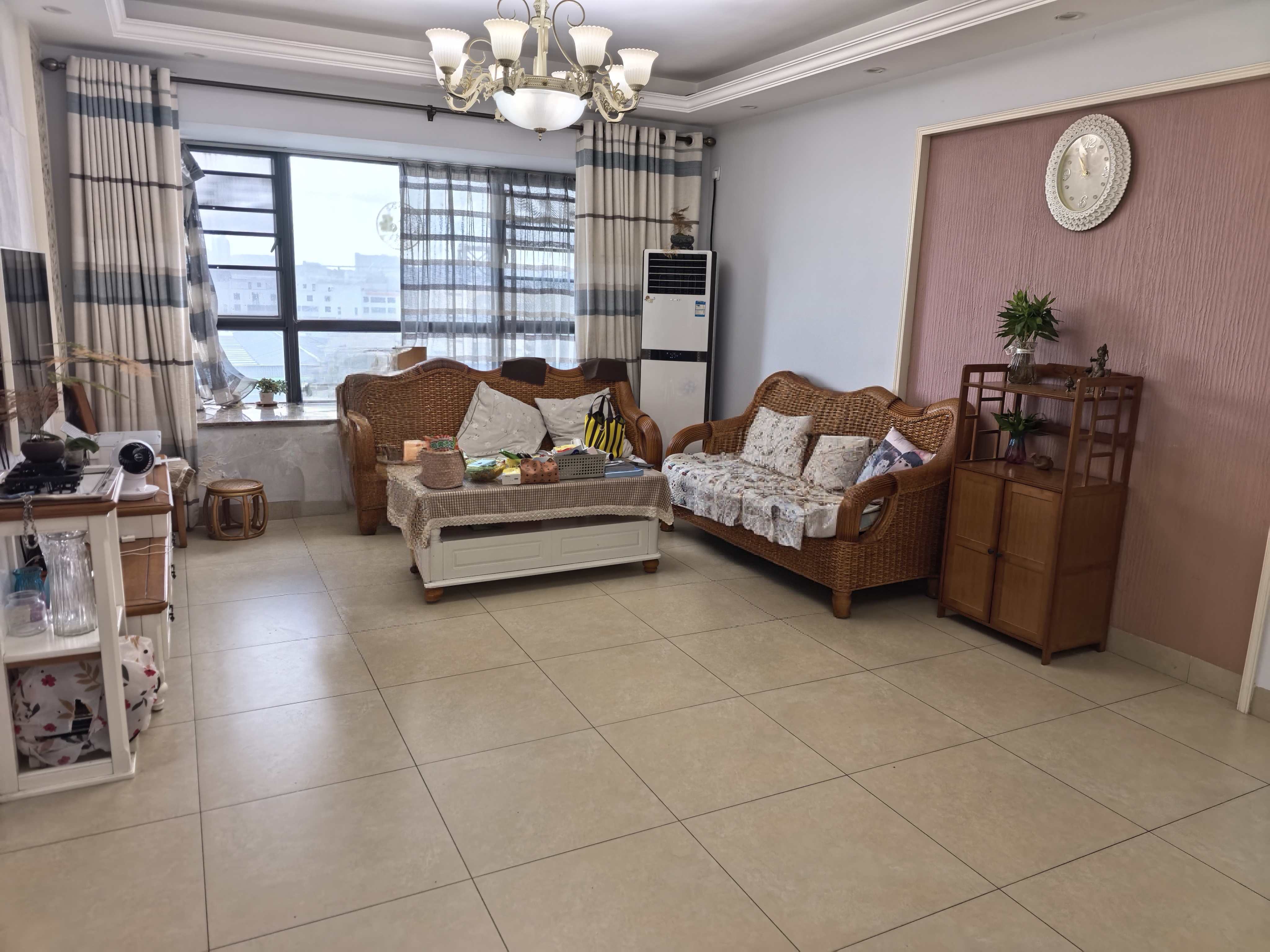 海岸豪庭  3室2厅2卫    207.0万 海岸豪庭  3室2厅2卫    207.0万客厅