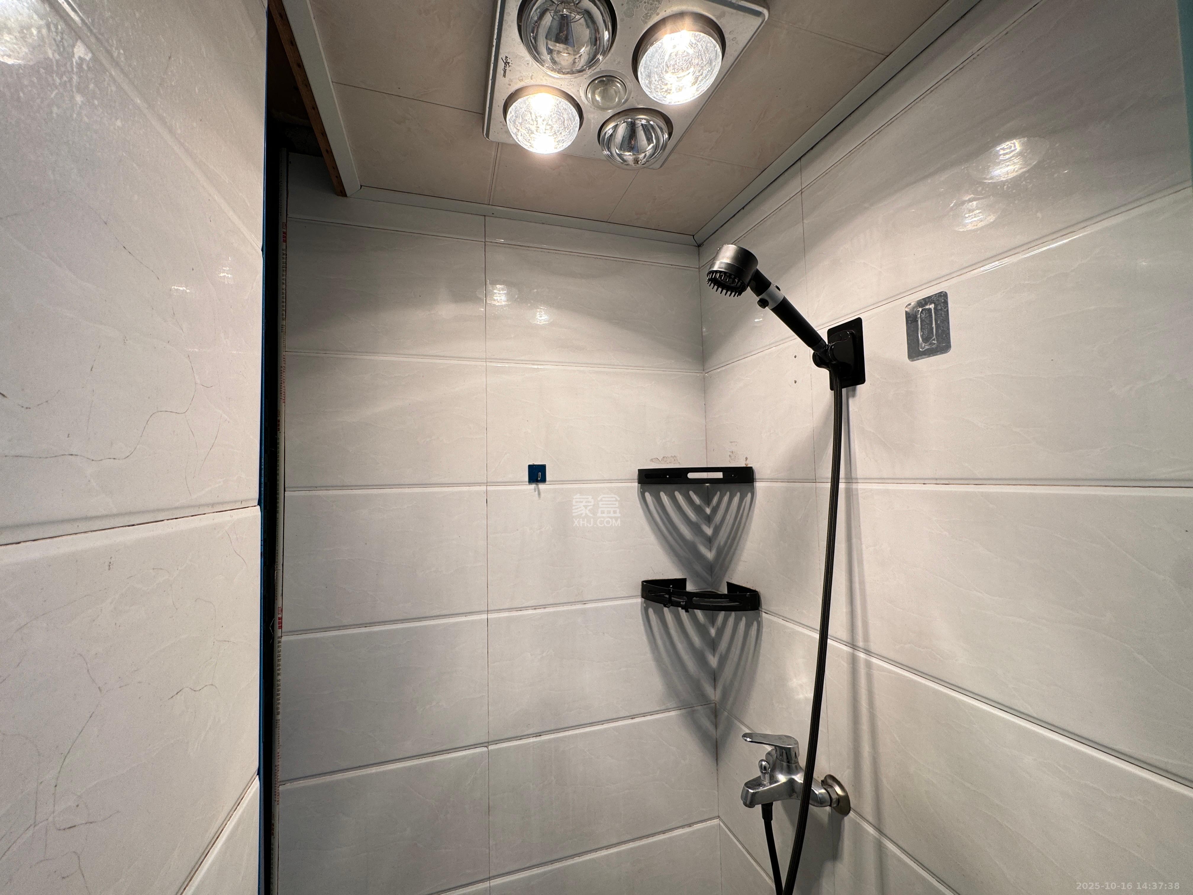 水岸世景  3室2厅1卫    1600.0元/月室内图