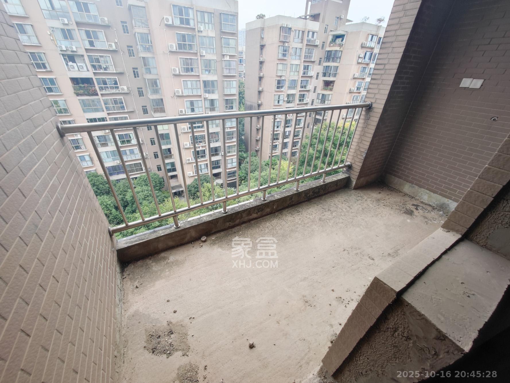 和景园  4室2厅2卫    240.0万 和景园  4室2厅2卫    240.0万阳台