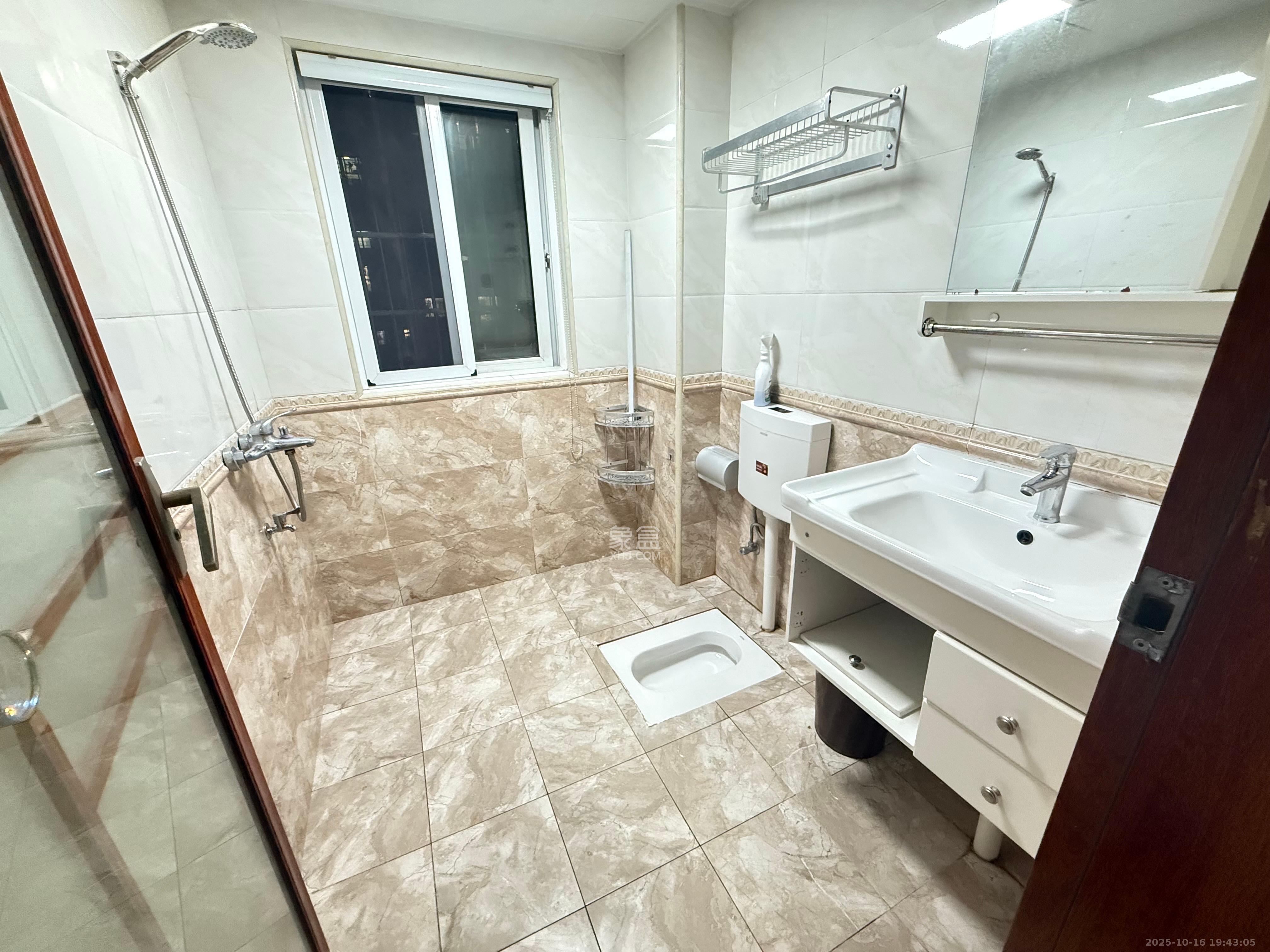 嘉顺苑 3室2厅2卫 2400.0元/月 嘉顺苑 3室2厅2卫 2400.0元/月室内图