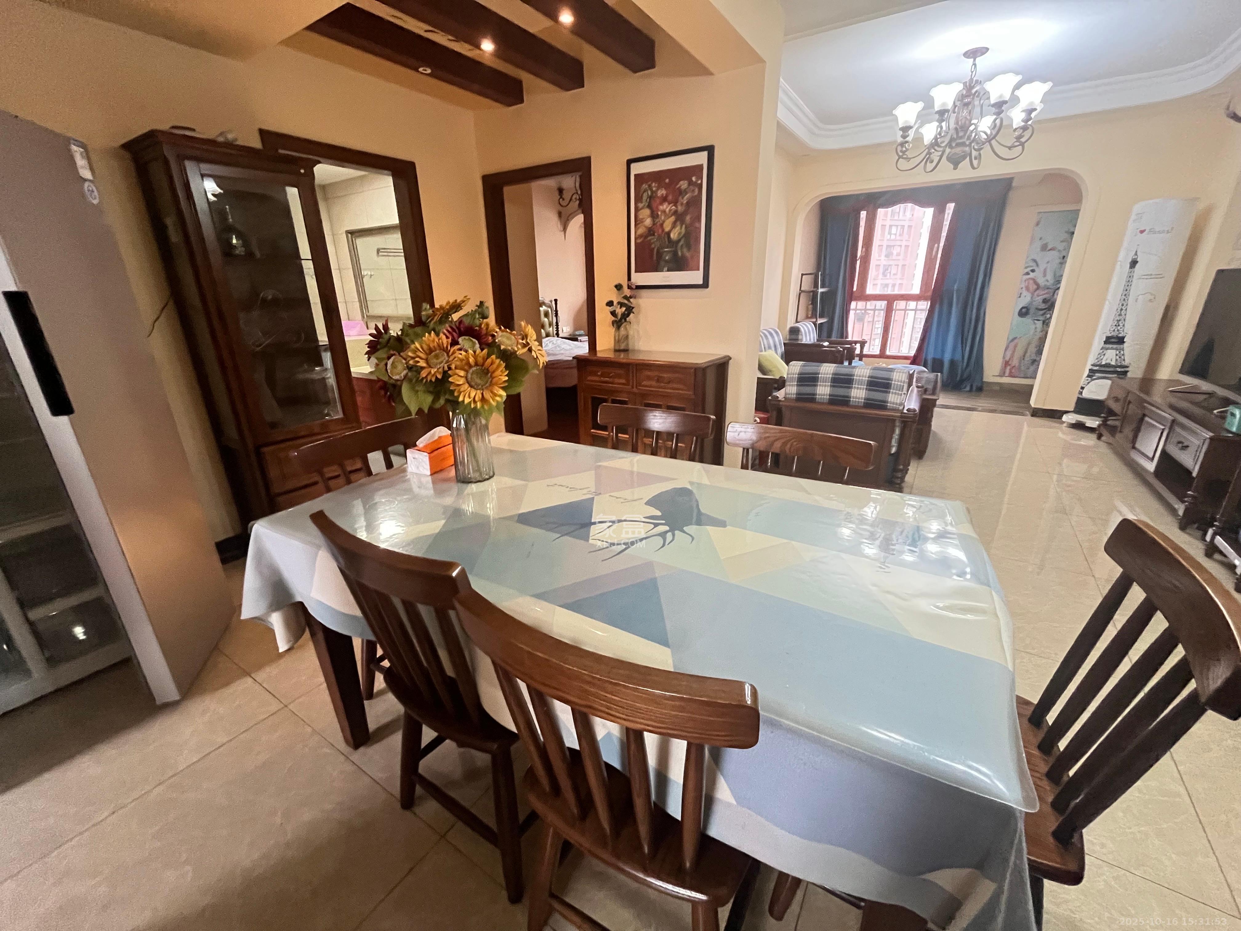 绿地海外滩一期  3室2厅1卫    2500.0元/月室内图