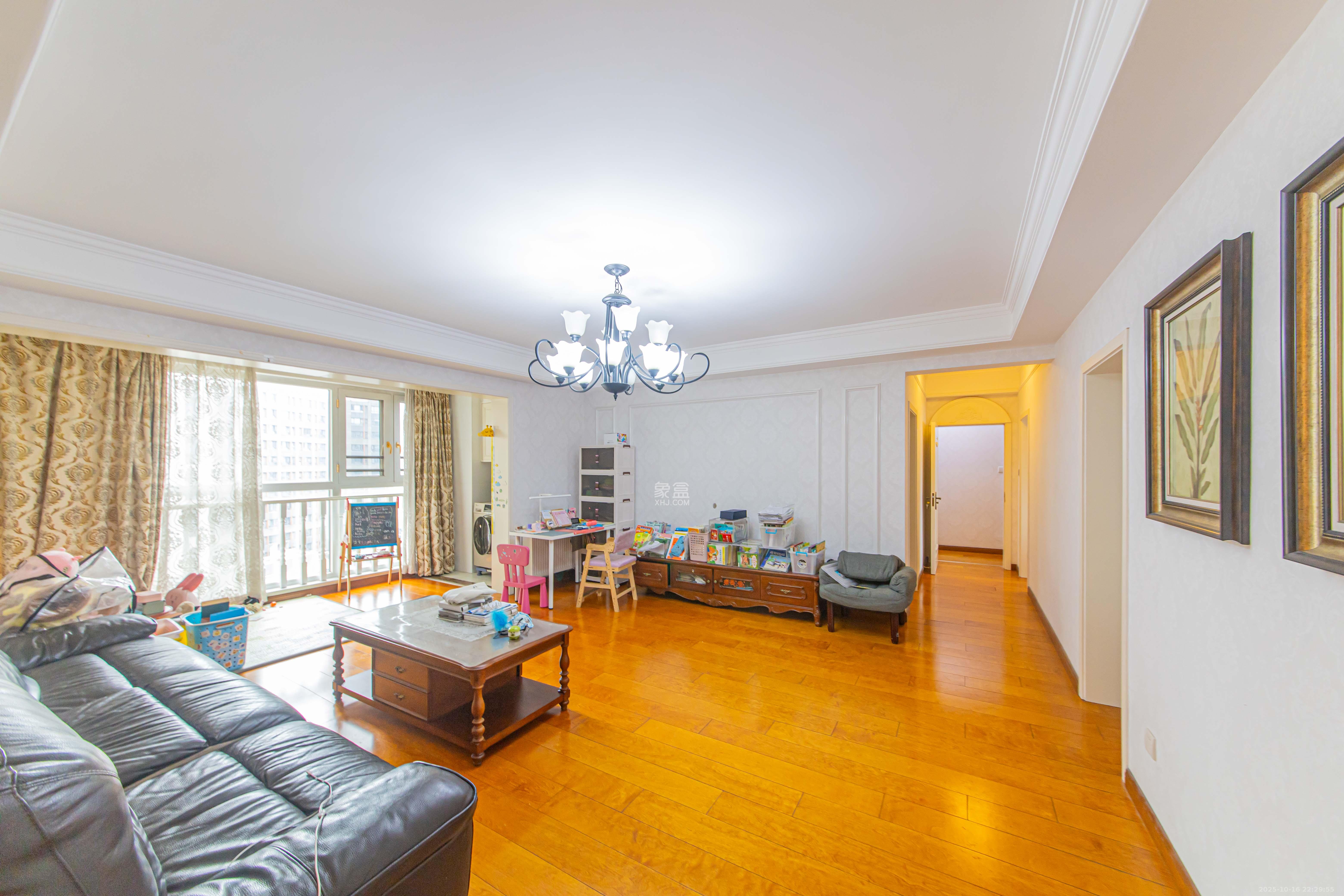 九峰远见  4室2厅2卫    246.0万客厅