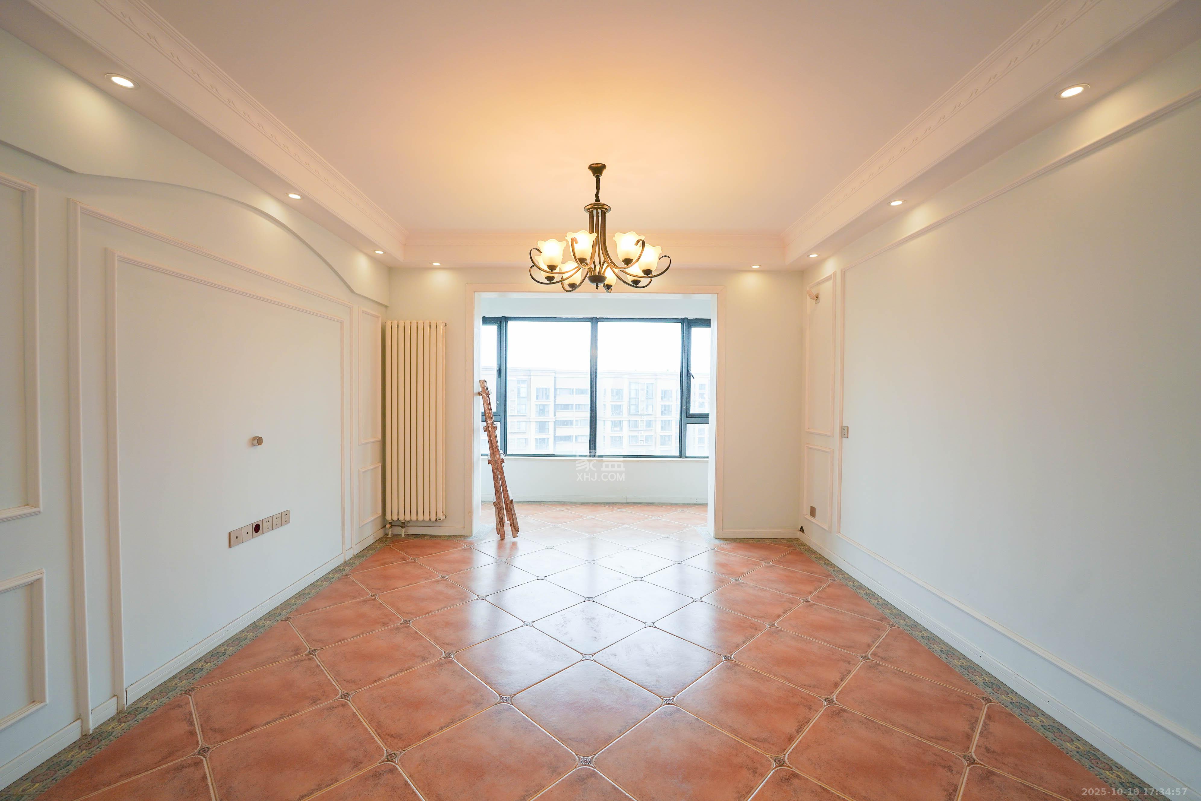 怡海星城  3室2厅2卫    72.0万客厅