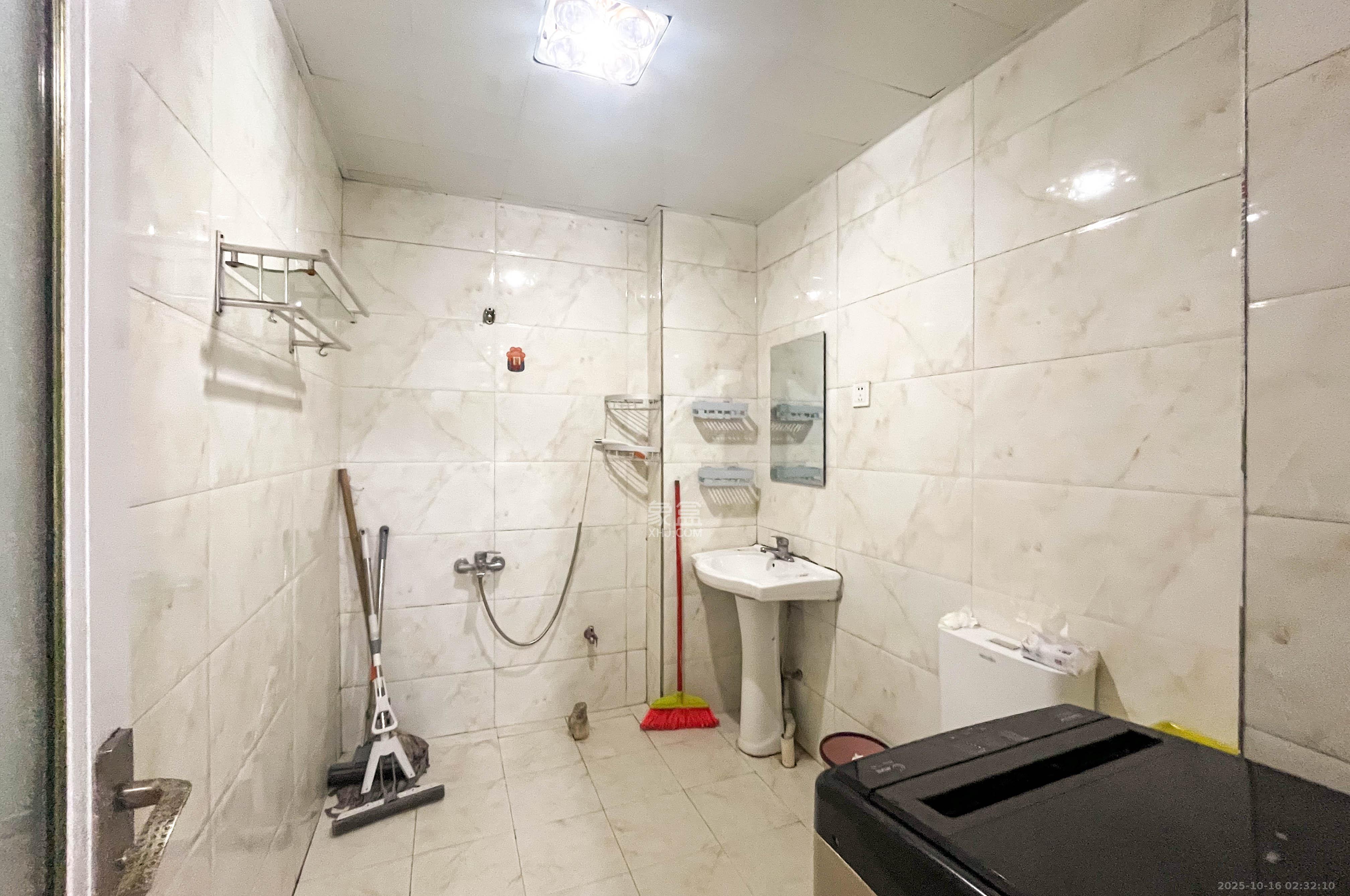 地华梅溪湖畔  2室1厅1卫    37.8万卫生间