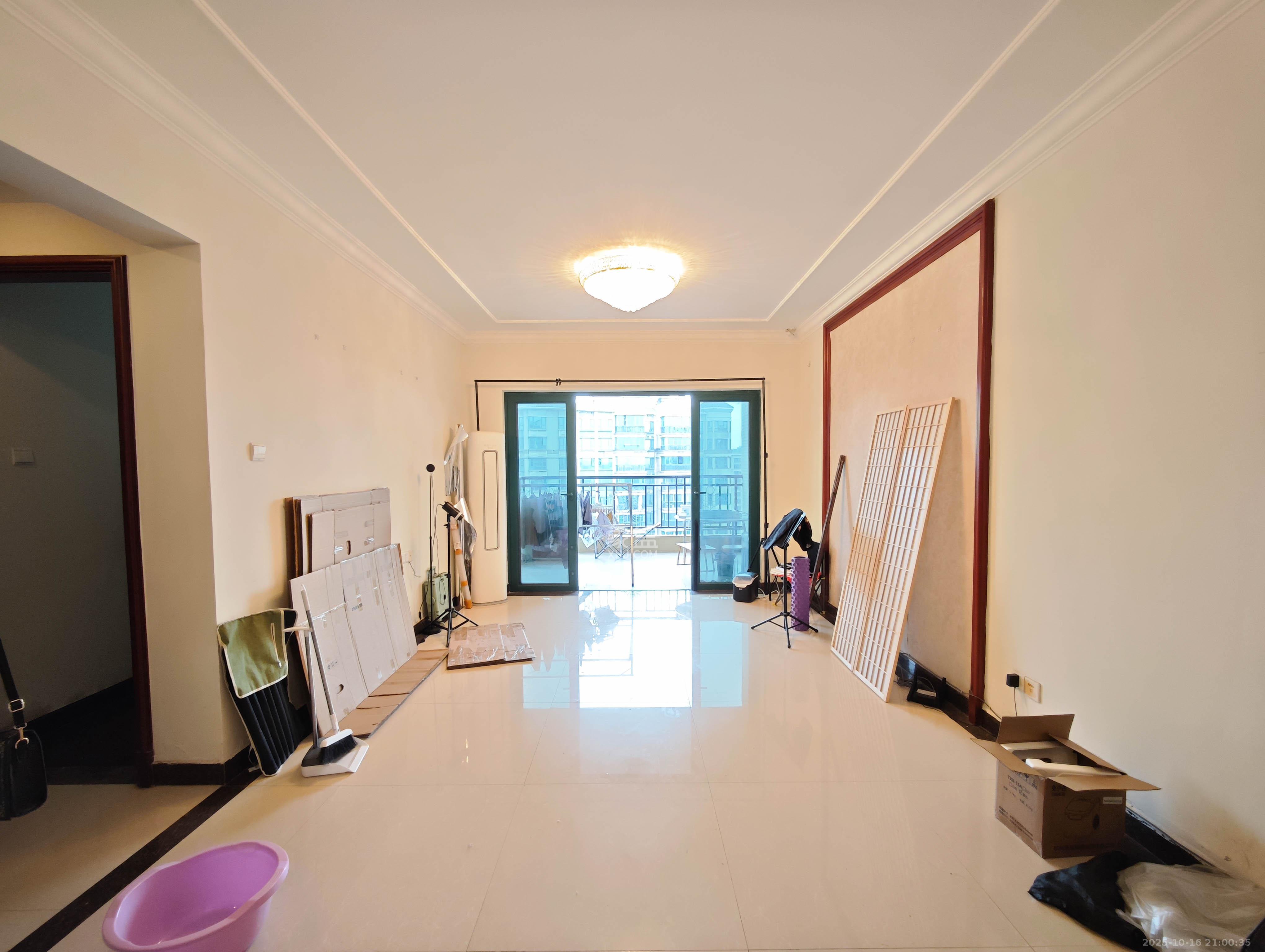 恒大城  2室2厅1卫    65.0万 恒大城  2室2厅1卫    65.0万客厅