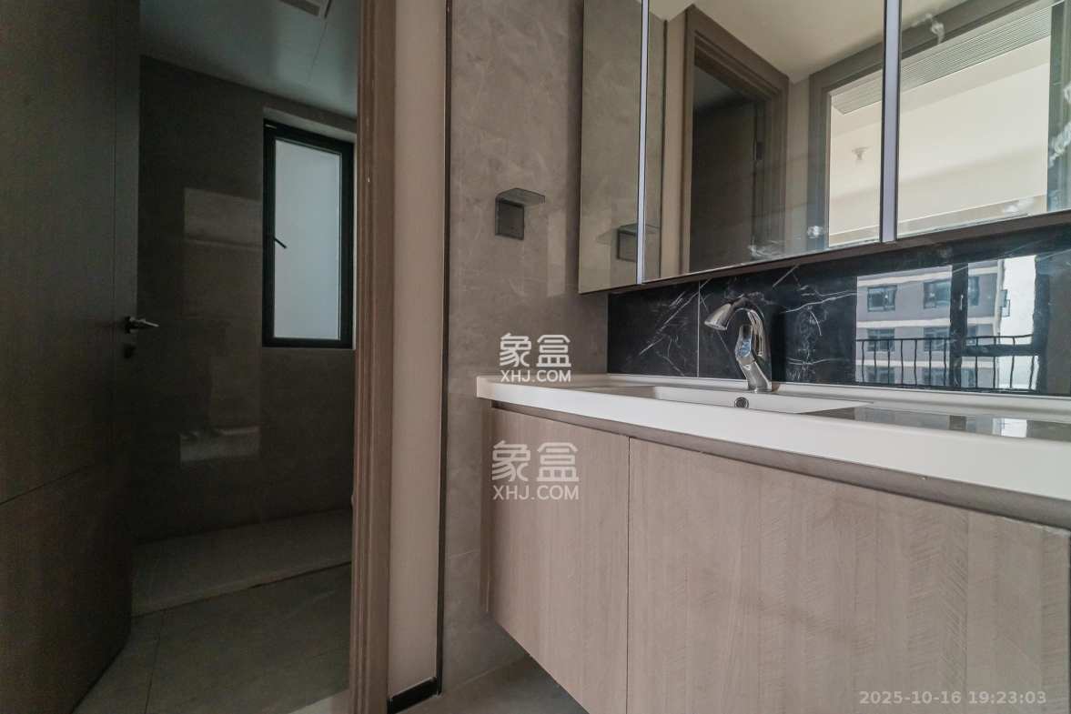 万科松湖天地 4室2厅3卫 235.0万 万科松湖天地 4室2厅3卫 235.0万卫生间