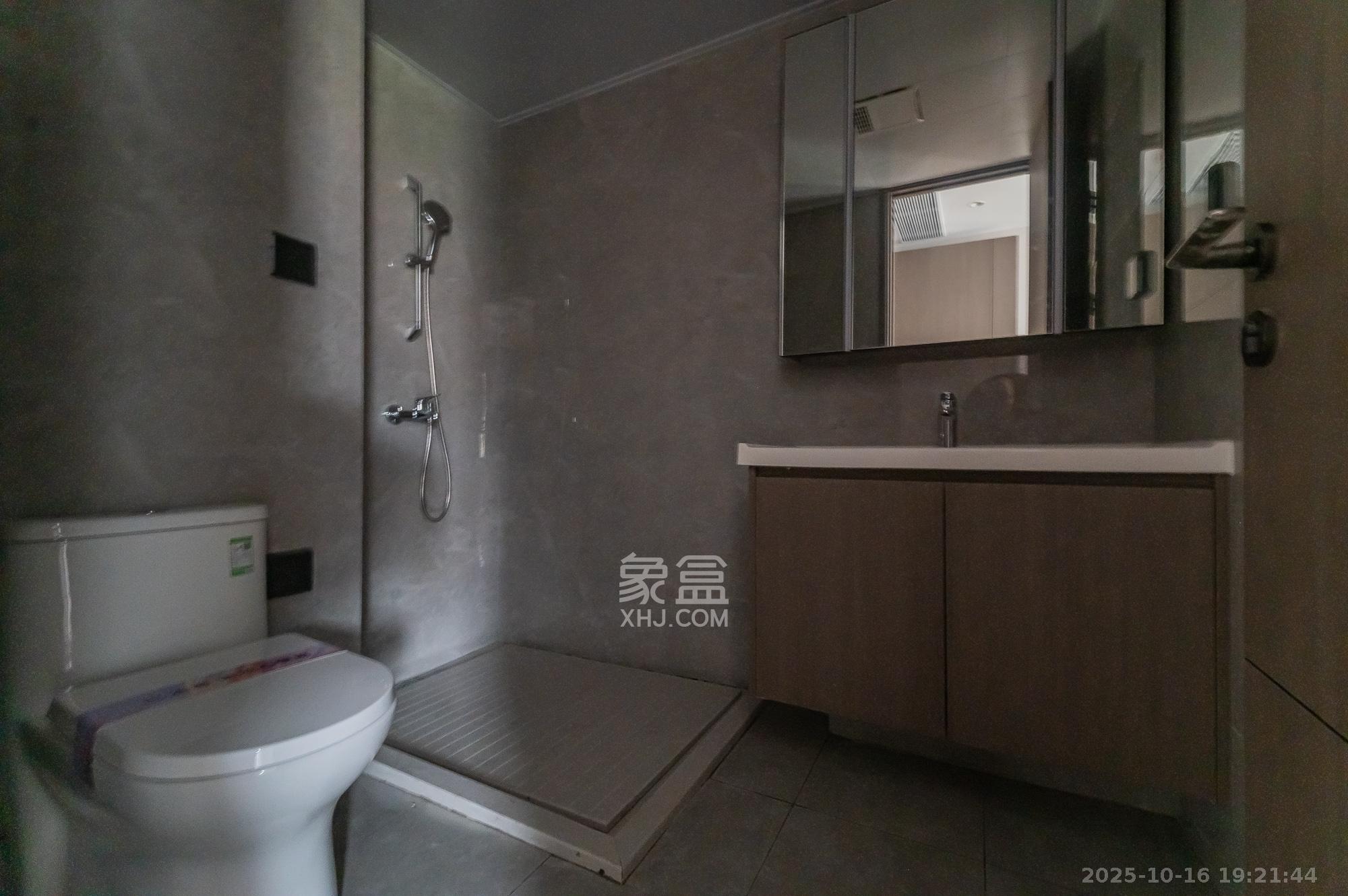 万科松湖天地 4室2厅3卫 245.0万 万科松湖天地 4室2厅3卫 245.0万卫生间