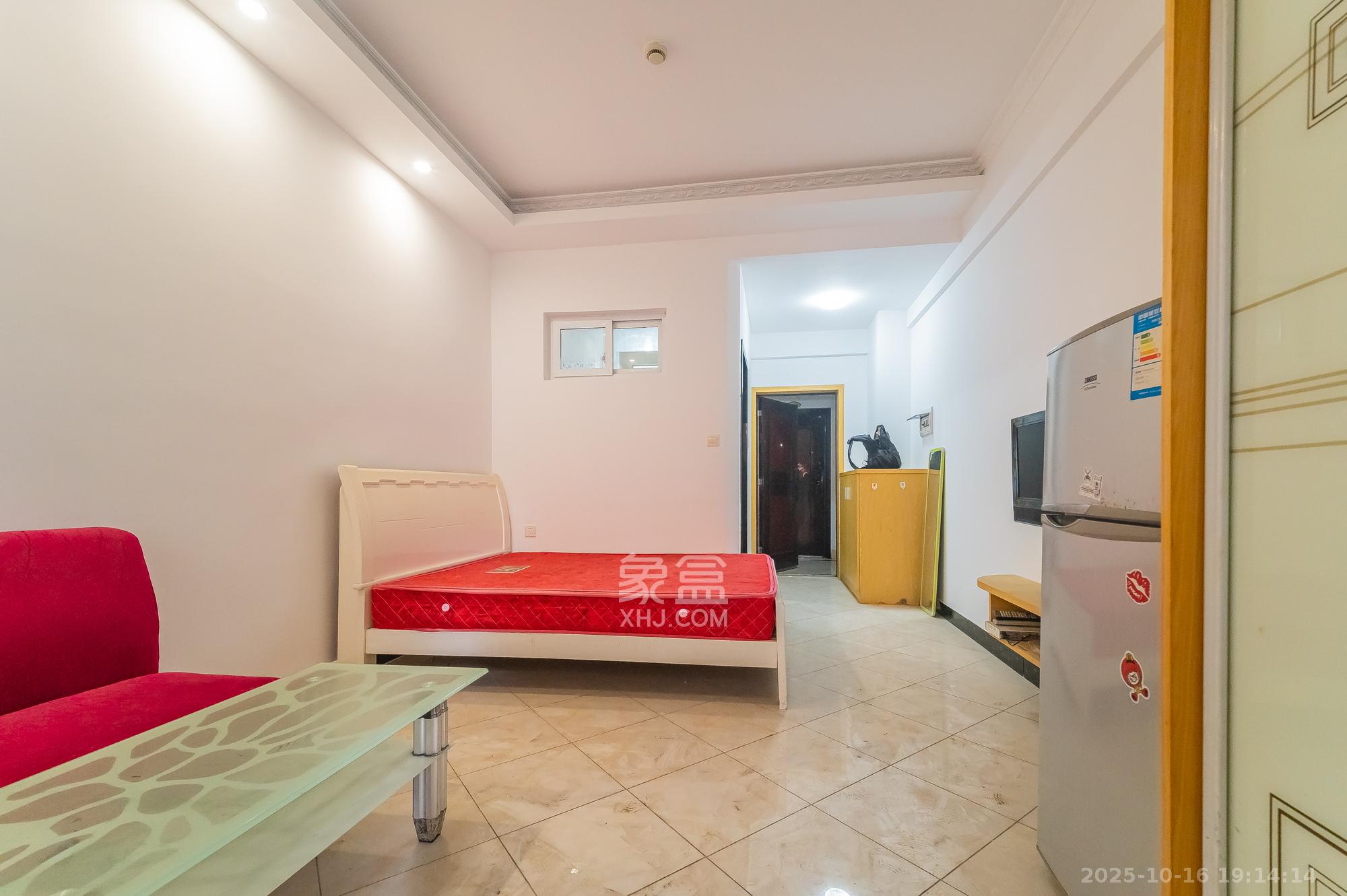 水岸世景  1室1厅1卫    18.8万客厅