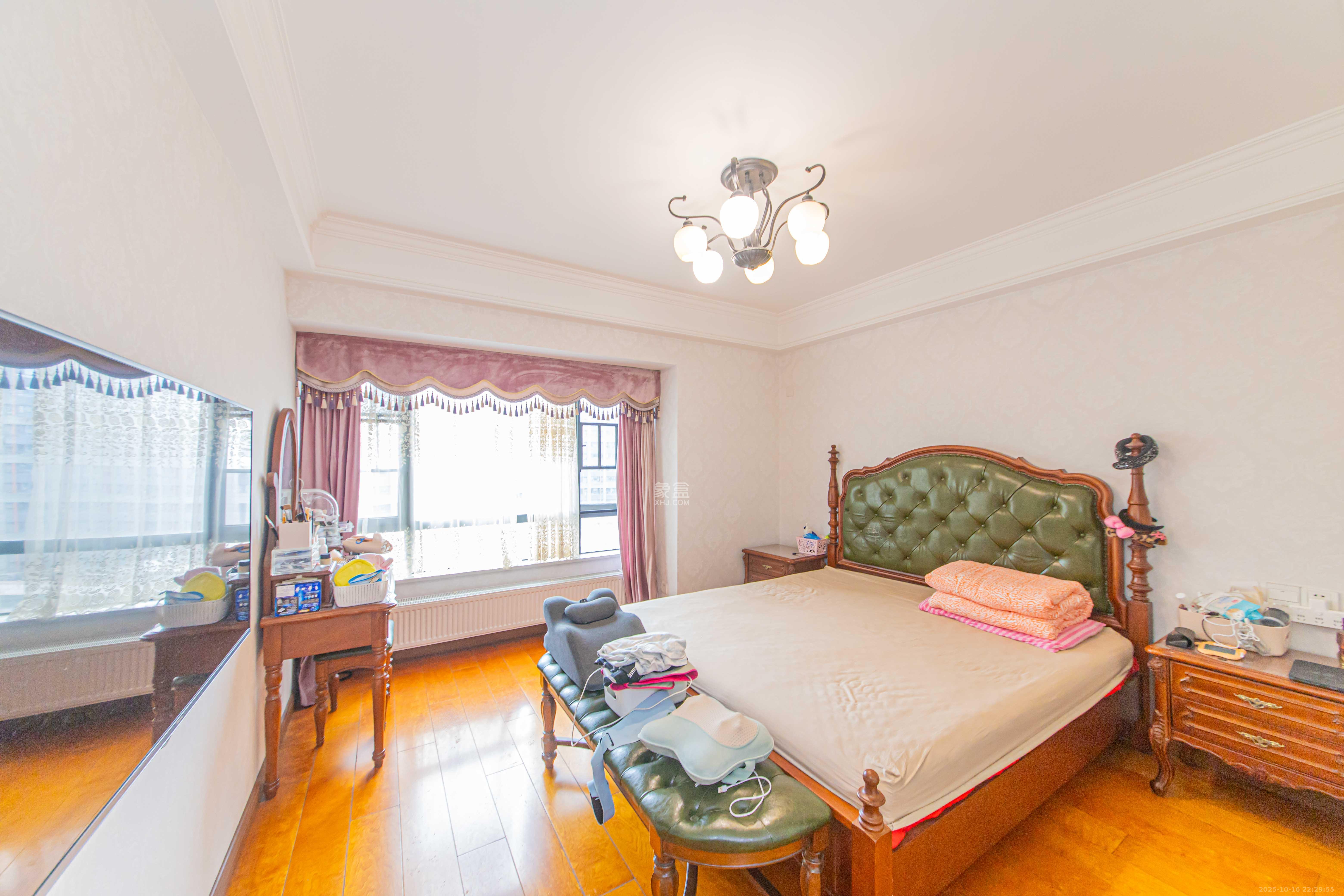 九峰远见  4室2厅2卫    246.0万卧室