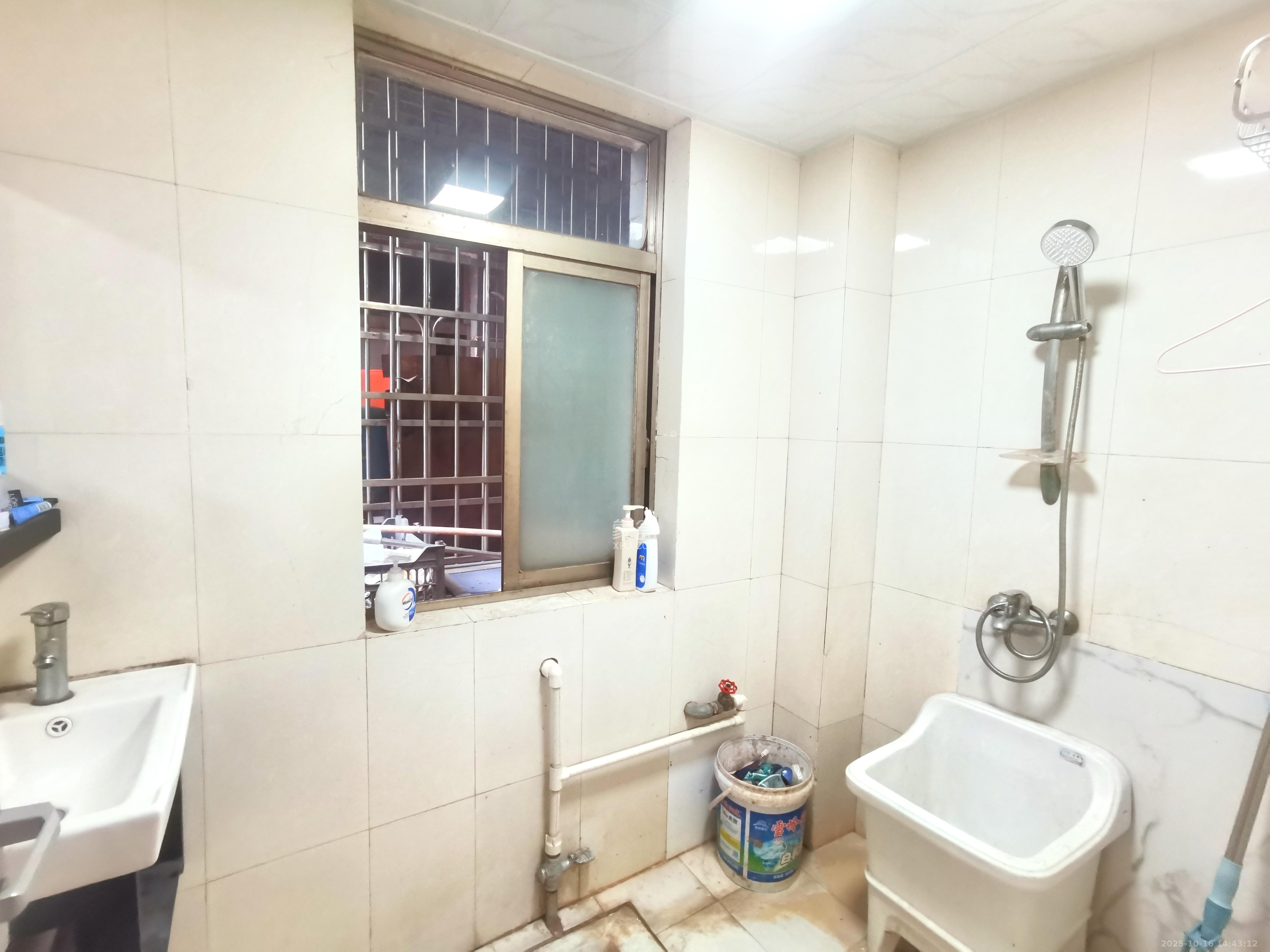 兴联母山小区  3室2厅2卫    1800.0元/月室内图