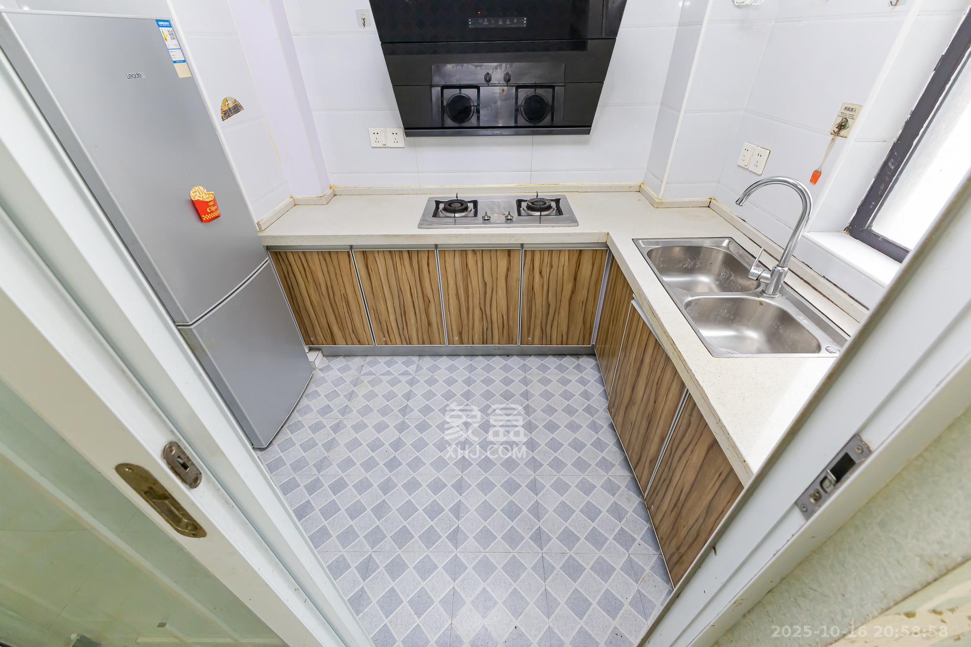 勤诚达境界城  4室2厅2卫    122.0万厨房