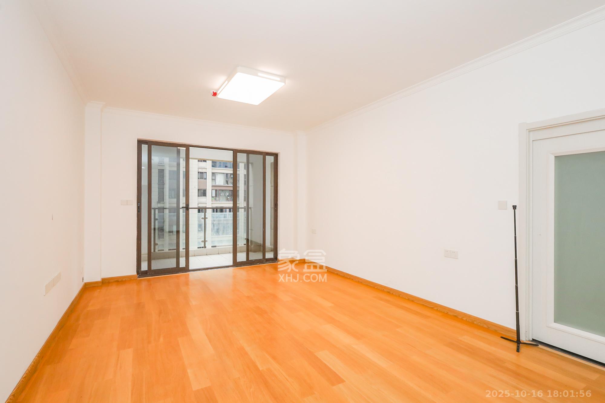 南山雍江汇(滨江国际新城)  3室2厅2卫    215.0万 南山雍江汇(滨江国际新城)  3室2厅2卫    215.0万客厅