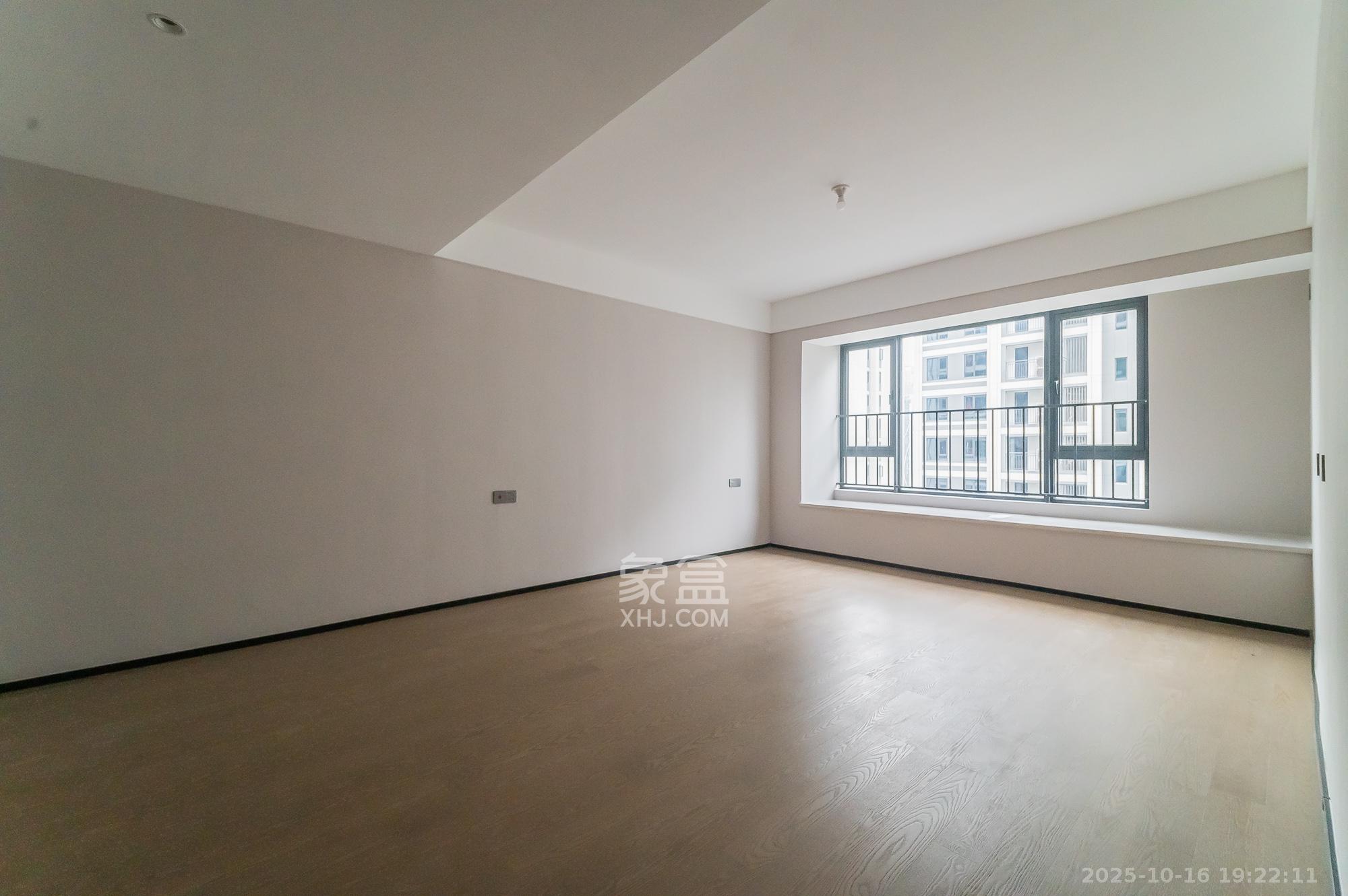 万科松湖天地 4室2厅3卫 240.0万 万科松湖天地 4室2厅3卫 240.0万卧室