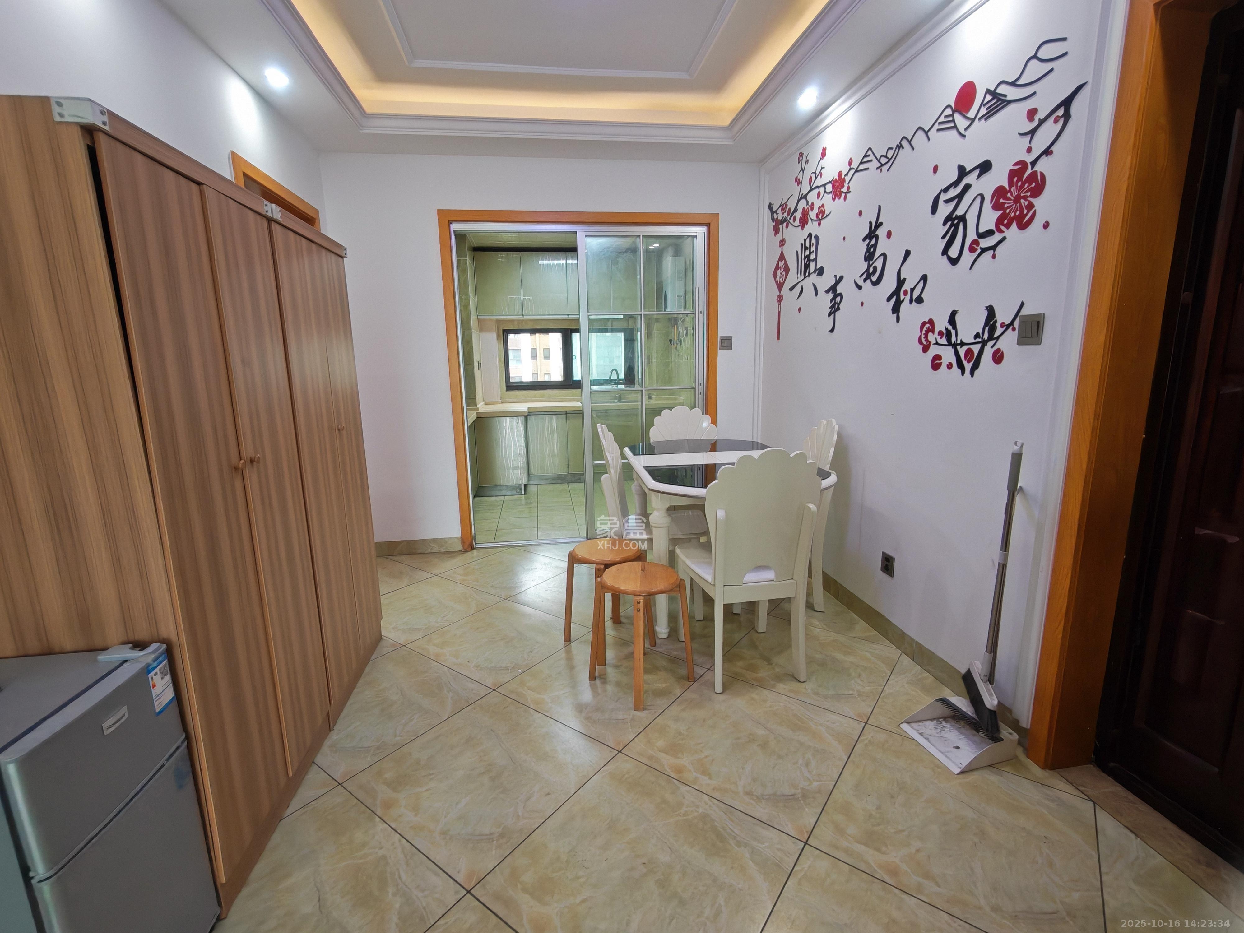 绿地中央广场  3室2厅1卫    2900.0元/月室内图