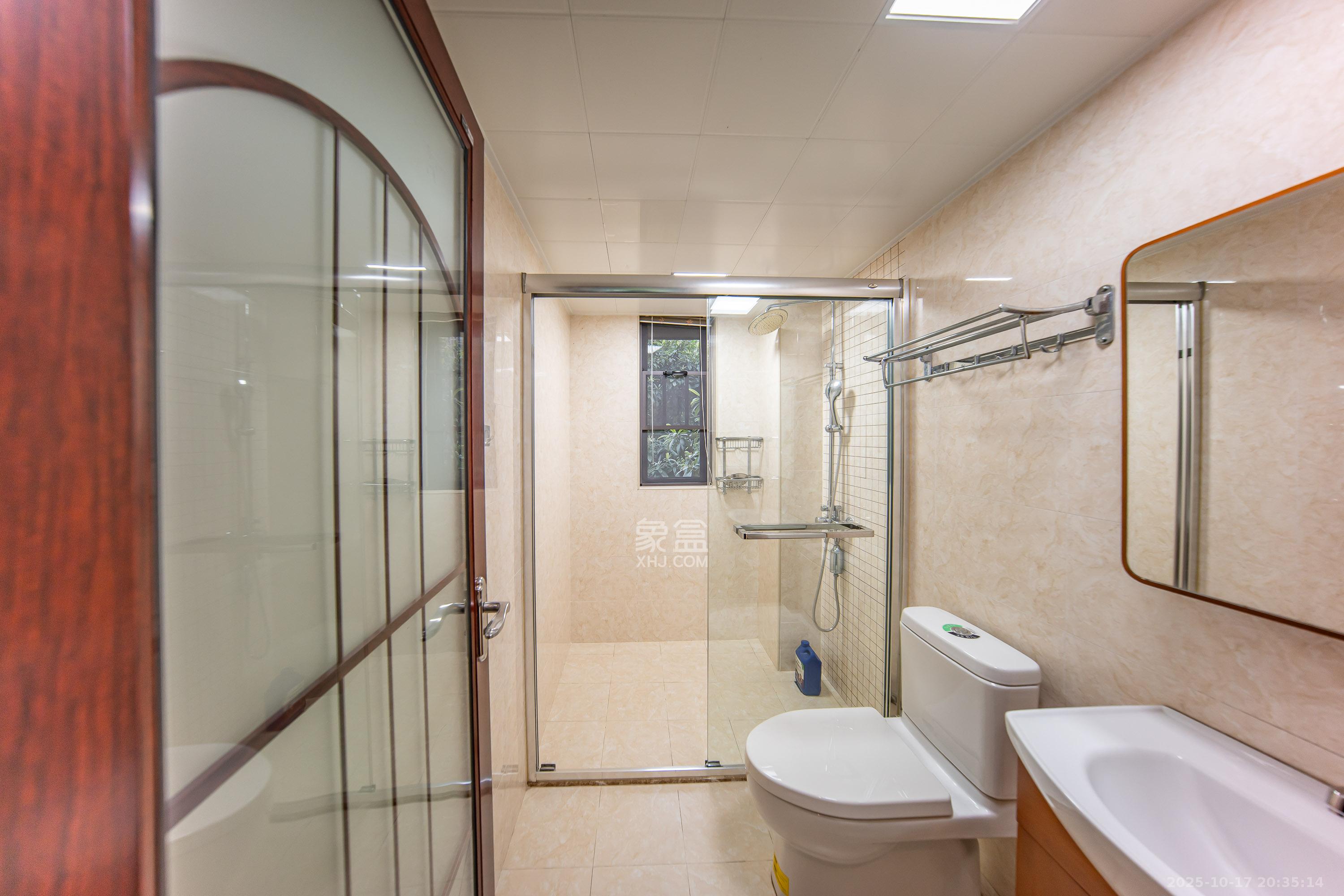 华润橡树湾  4室2厅2卫    115.0万卫生间