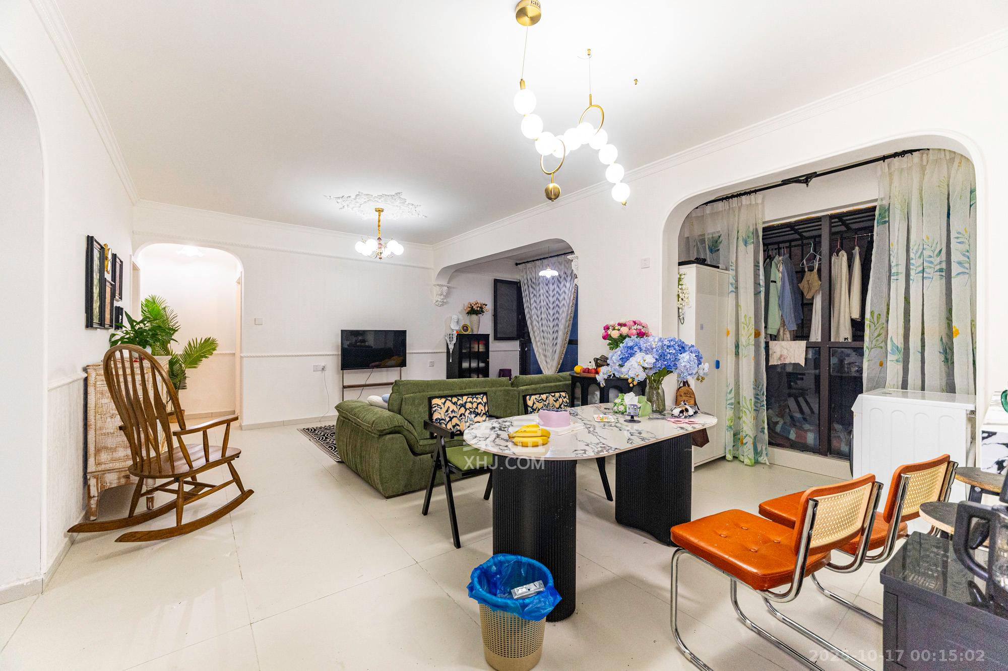 康桥长郡  4室2厅2卫    85.8万客厅