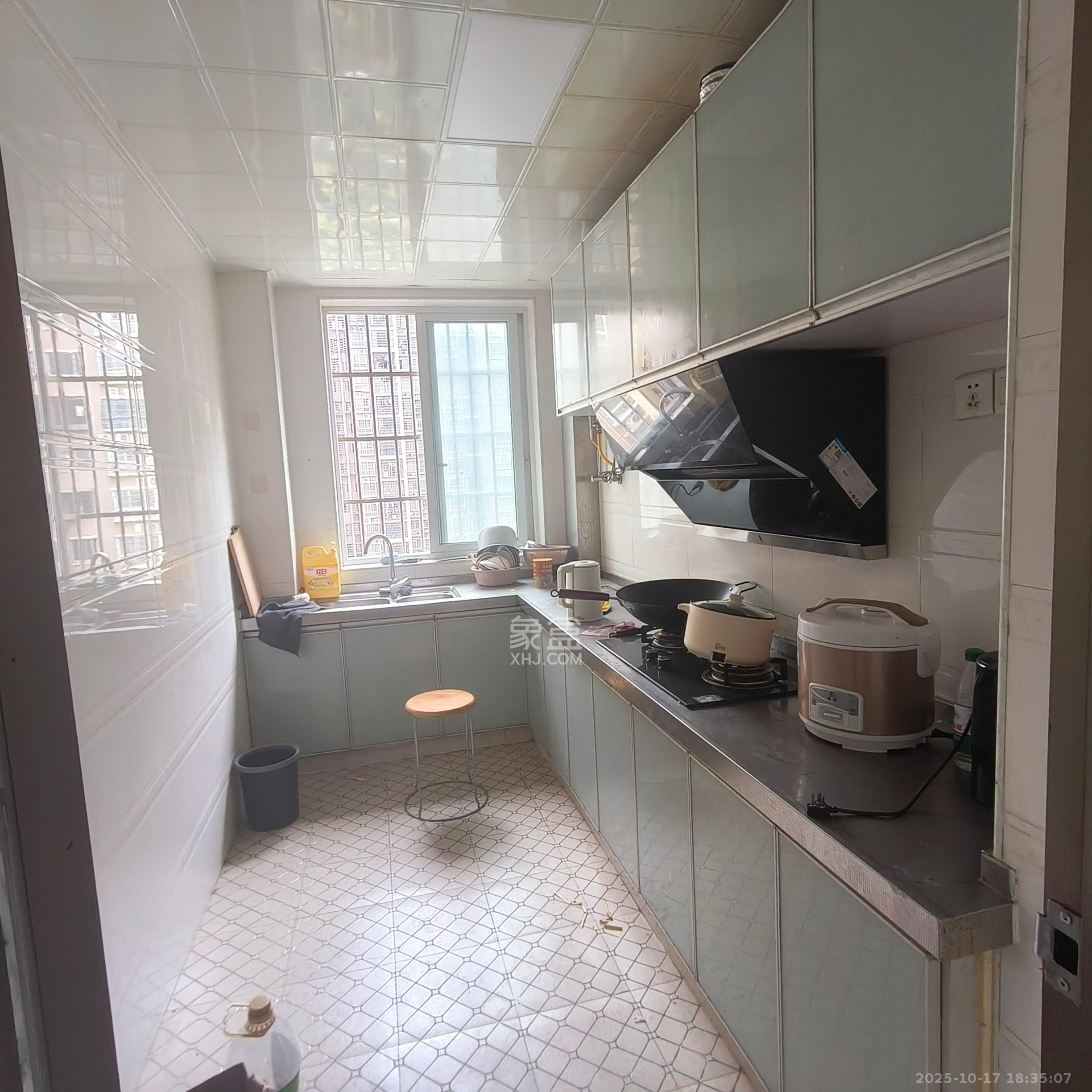 和润园一、二期 3室2厅2卫 1800.0元/月 和润园一、二期 3室2厅2卫 1800.0元/月室内图