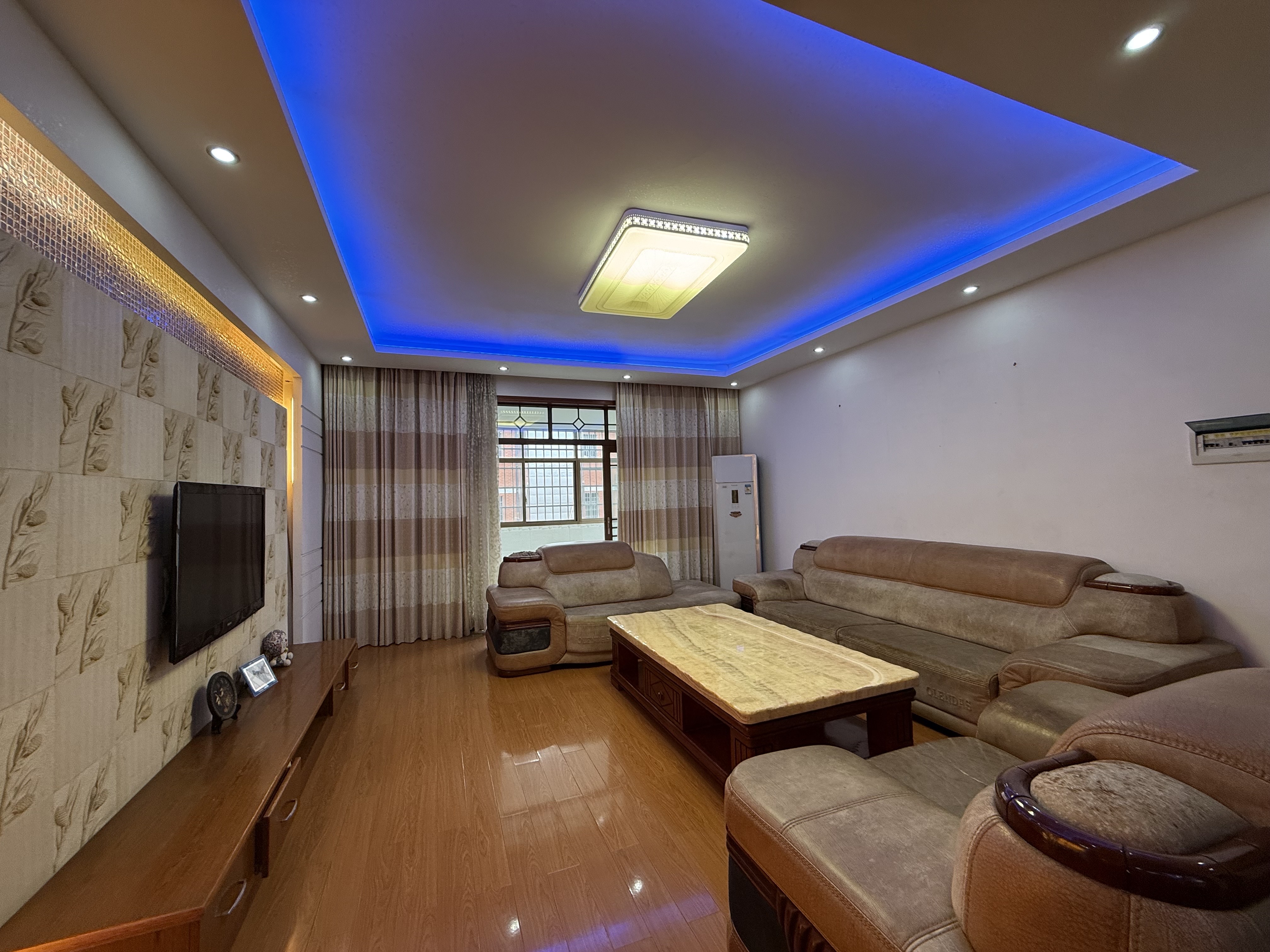 龙凤花园 4室2厅2卫 49.8万 龙凤花园 4室2厅2卫 49.8万客厅