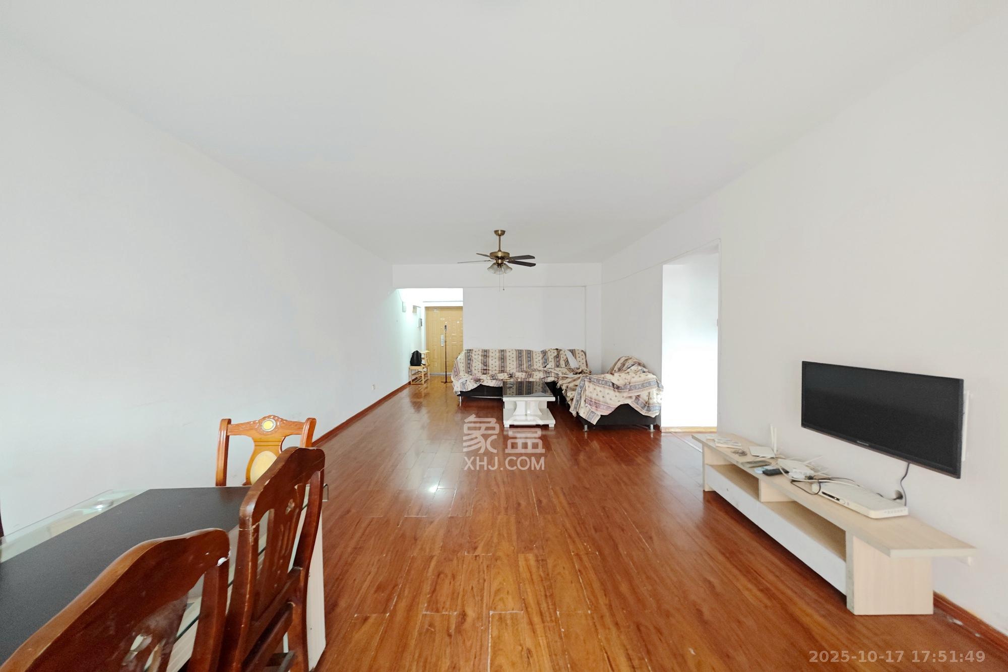 新城新世界一二三期 3室2厅2卫 110.0万 新城新世界一二三期 3室2厅2卫 110.0万客厅