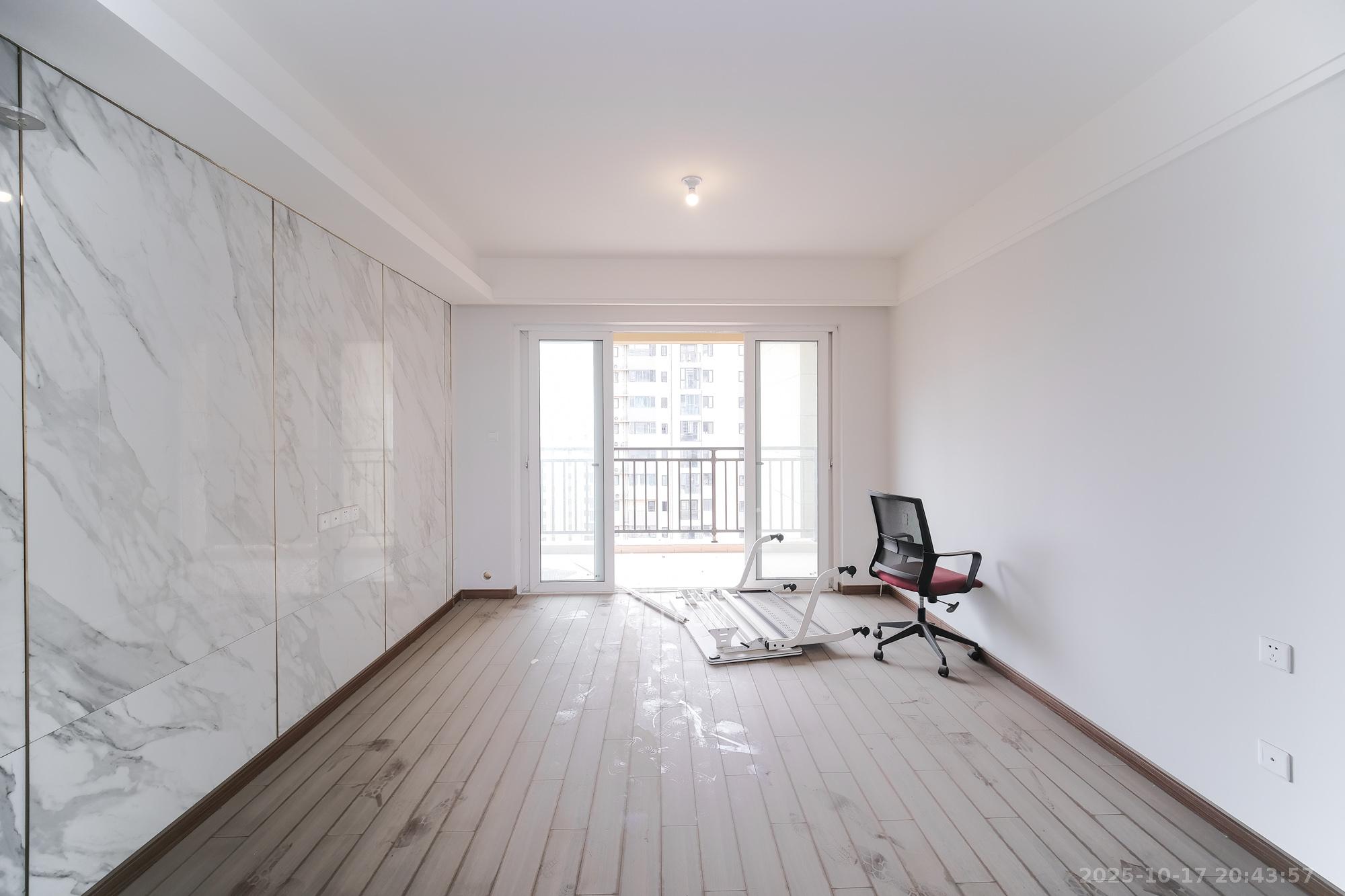 保利香槟国际  4室2厅2卫    95.0万