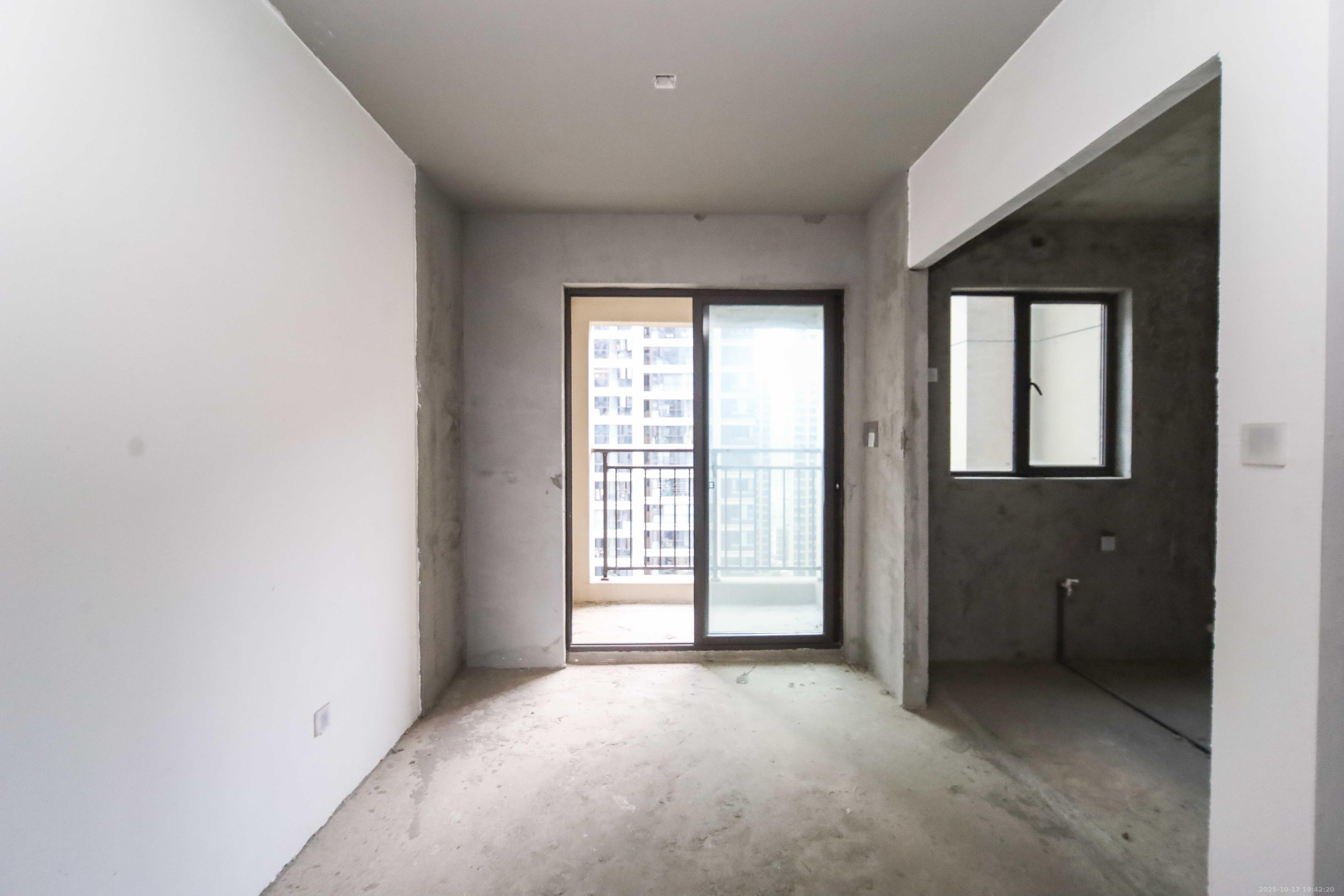 德奥悦东方  4室2厅2卫    150.0万客厅