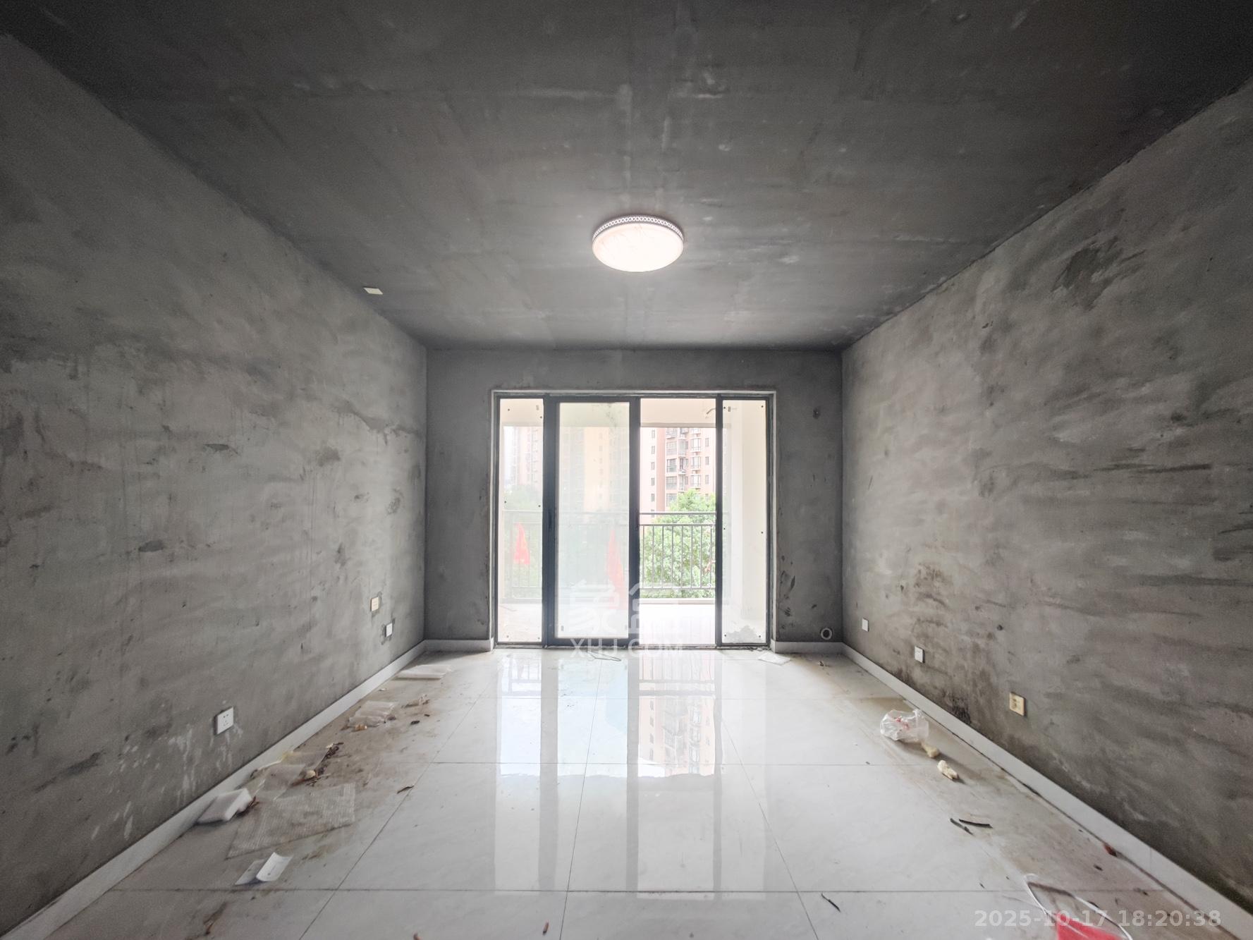 西湖鸿运佳苑 3室2厅2卫 68.0万 西湖鸿运佳苑 3室2厅2卫 68.0万客厅