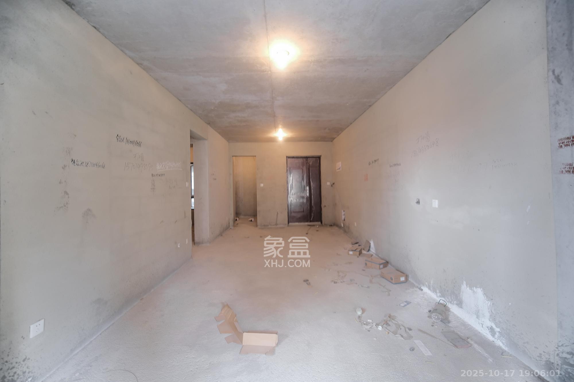 荣盛城  3室2厅2卫    85.0万客厅