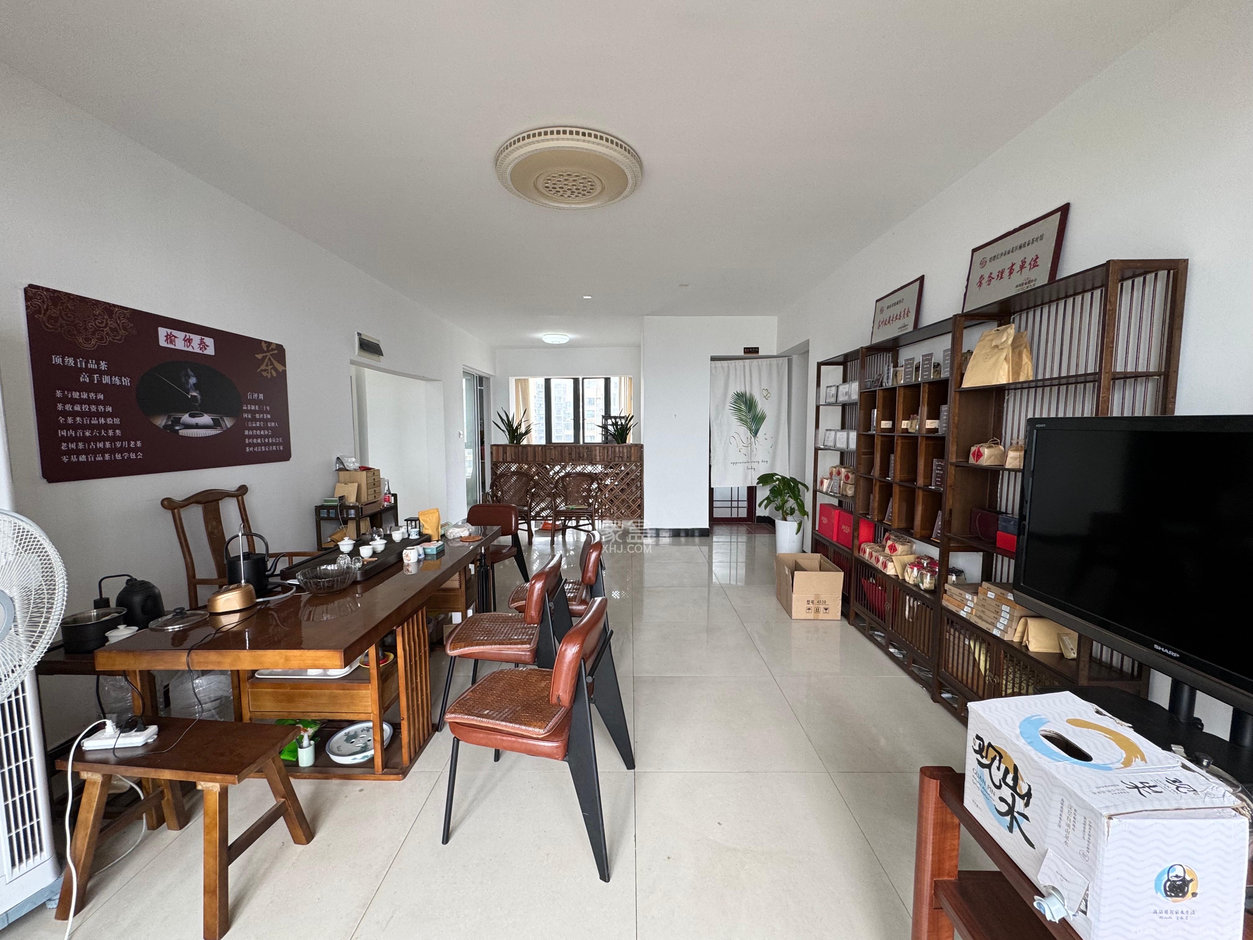 藏珑湖上国际花园  4室2厅2卫    5500.0元/月 藏珑湖上国际花园  4室2厅2卫    5500.0元/月室内图