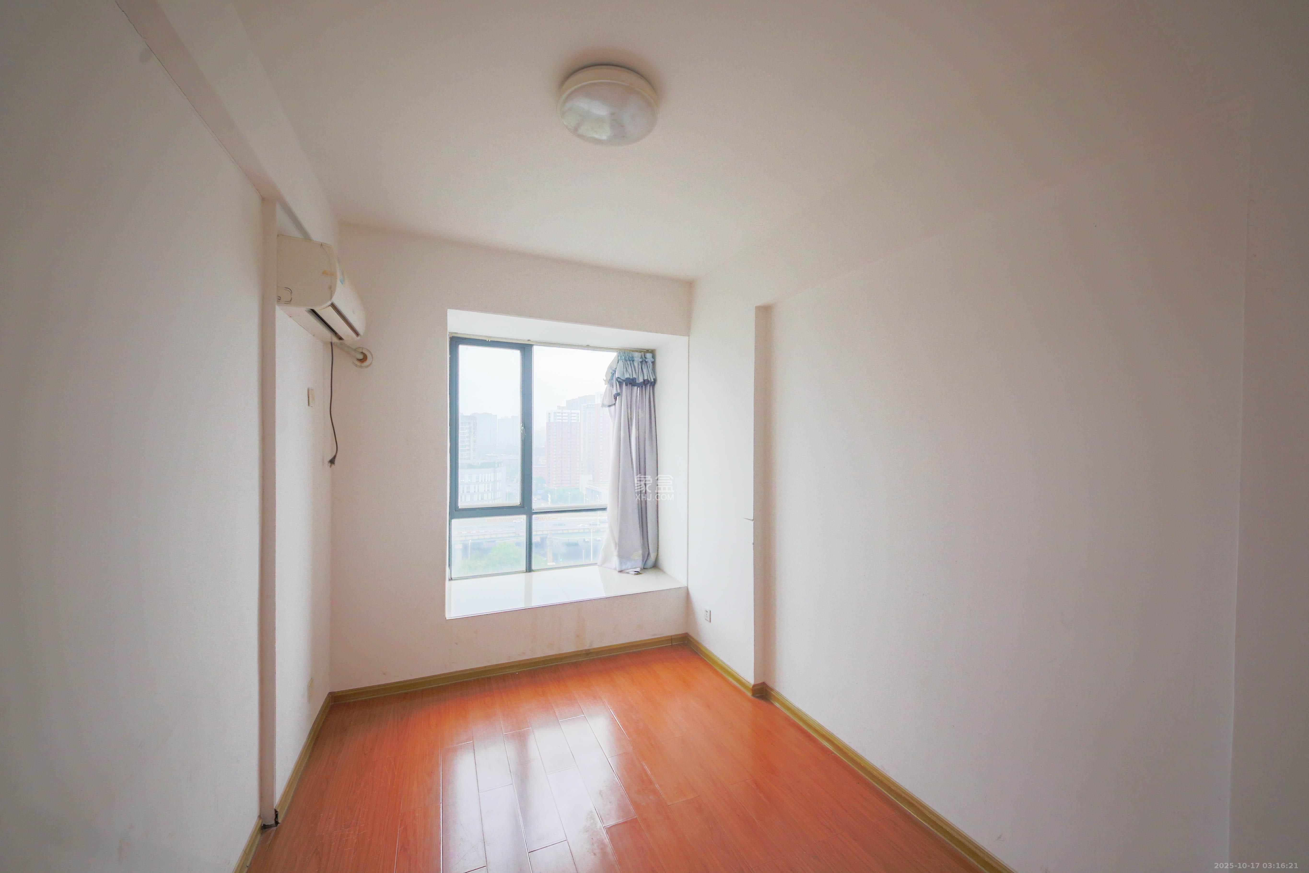 奥林匹克花园 3室2厅1卫 93.0万 奥林匹克花园 3室2厅1卫 93.0万卧室