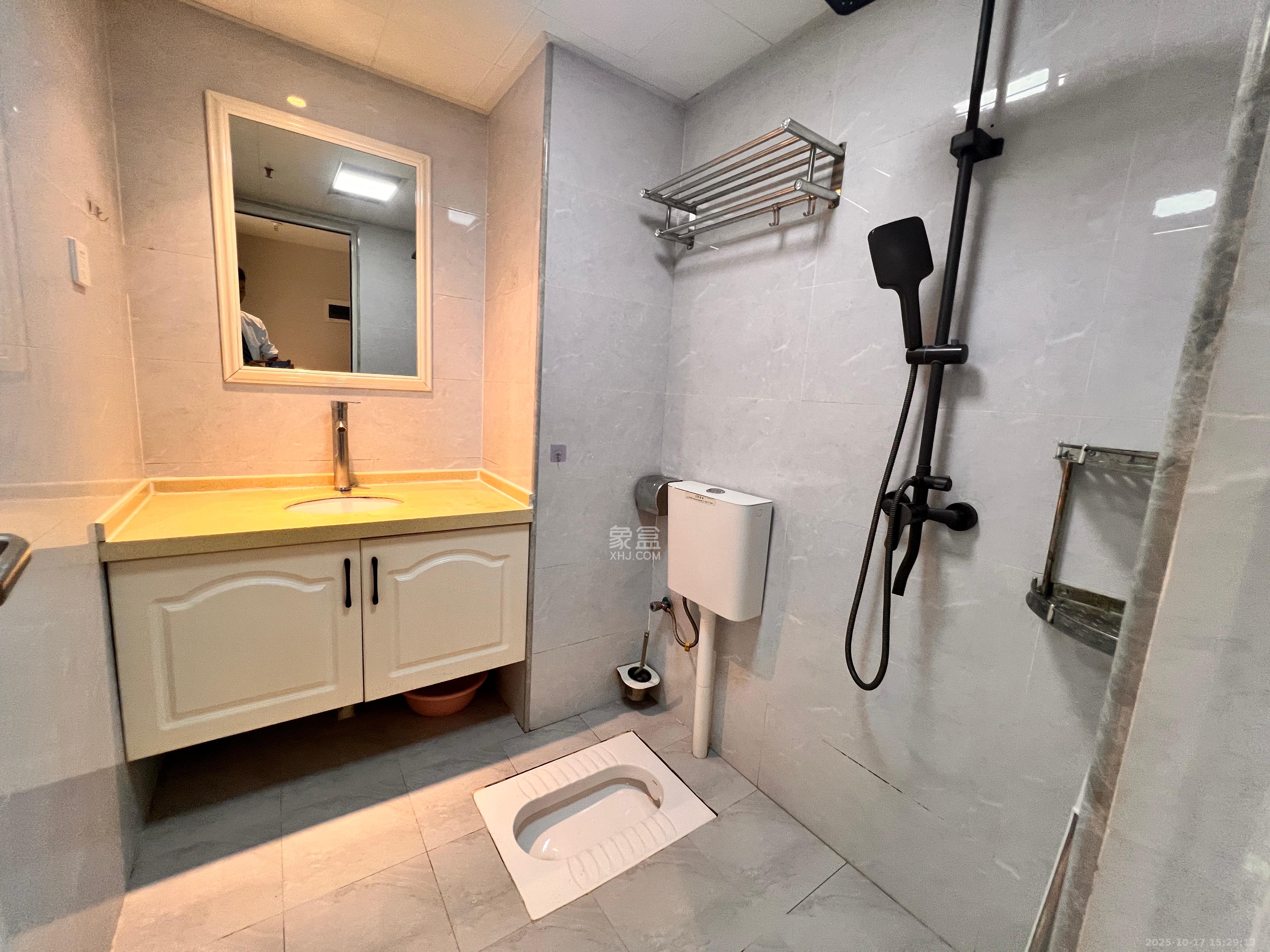 国泰九龙湾  1室1厅1卫    1700.0元/月 国泰九龙湾  1室1厅1卫    1700.0元/月室内图