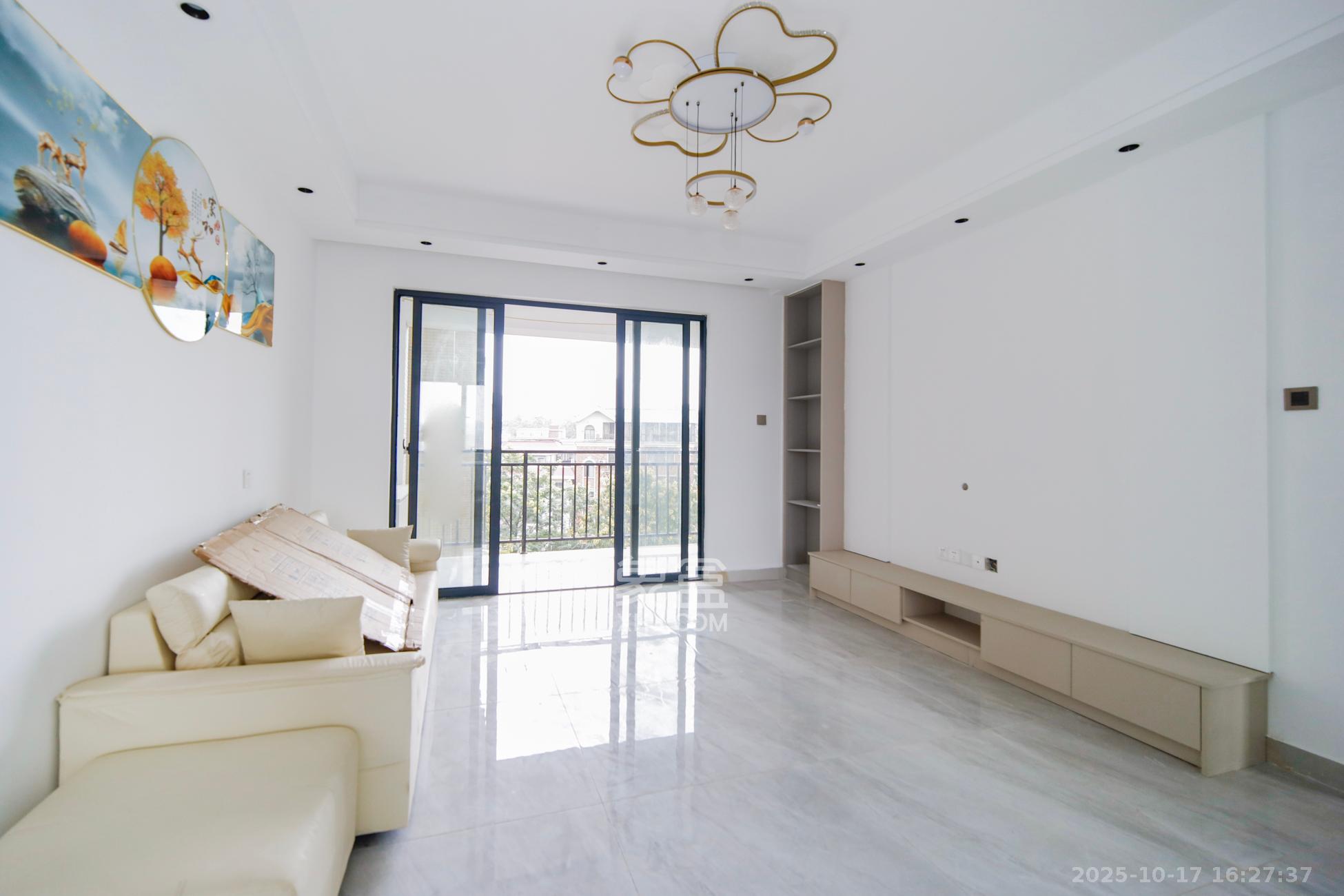 园康星都荟  4室2厅2卫    110.0万客厅