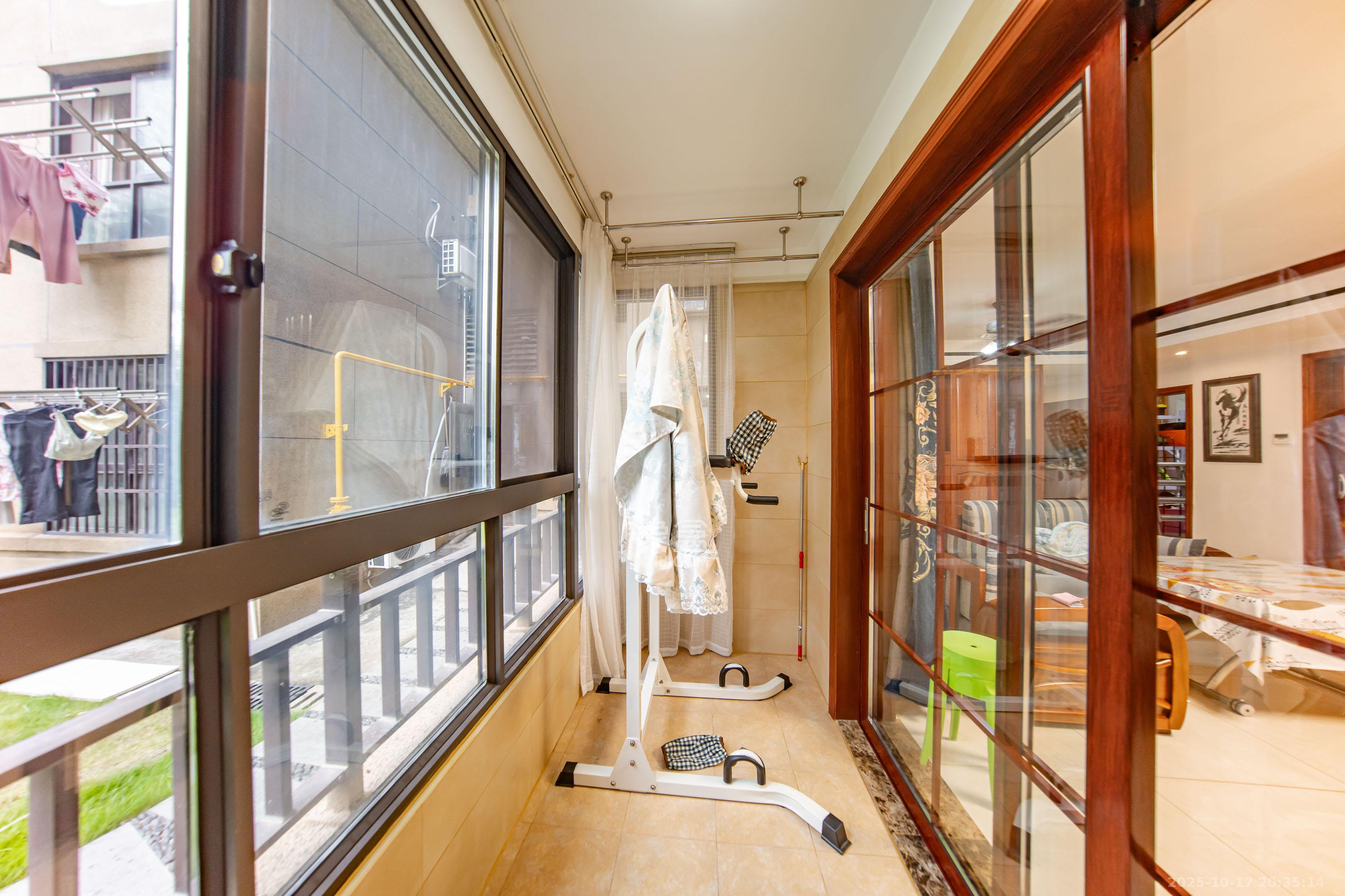 华润橡树湾 4室2厅2卫 115.0万 华润橡树湾 4室2厅2卫 115.0万阳台